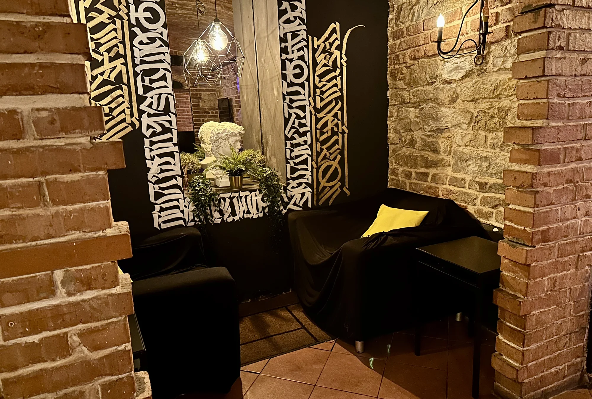 Drinky, hry i vodnice: voucher na 500–1 500 Kč do baru v centru Prahy