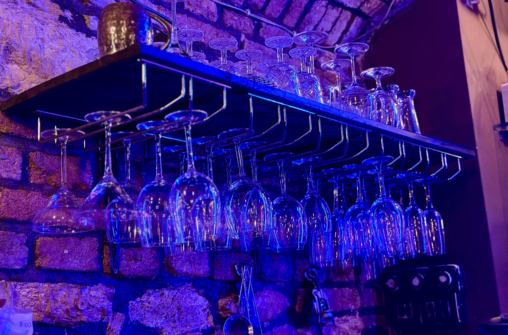 Drinky, hry i vodnice: voucher na 500–1 500 Kč do baru v centru Prahy