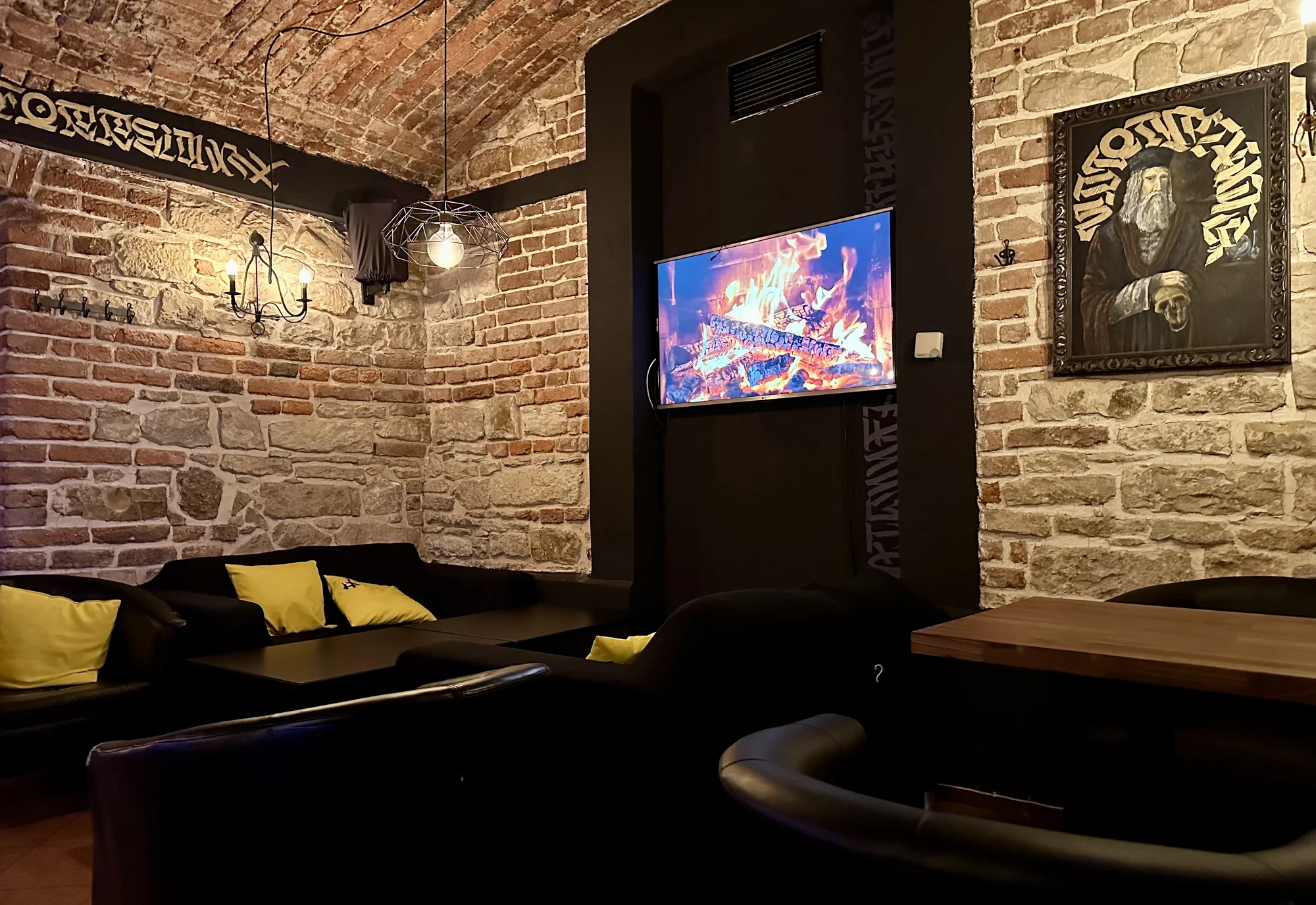 Drinky, hry i vodnice: voucher na 500–1 500 Kč do baru v centru Prahy