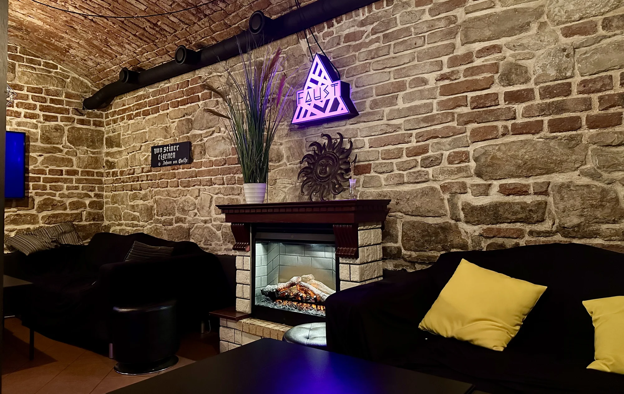 Drinky, hry i vodnice: voucher na 500–1 500 Kč do baru v centru Prahy