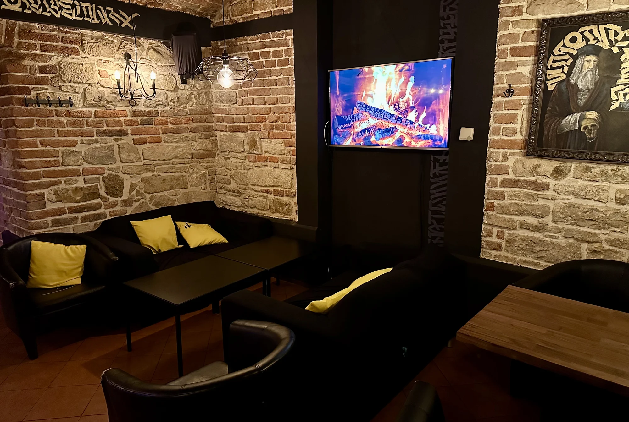 Drinky, hry i vodnice: voucher na 500–1 500 Kč do baru v centru Prahy