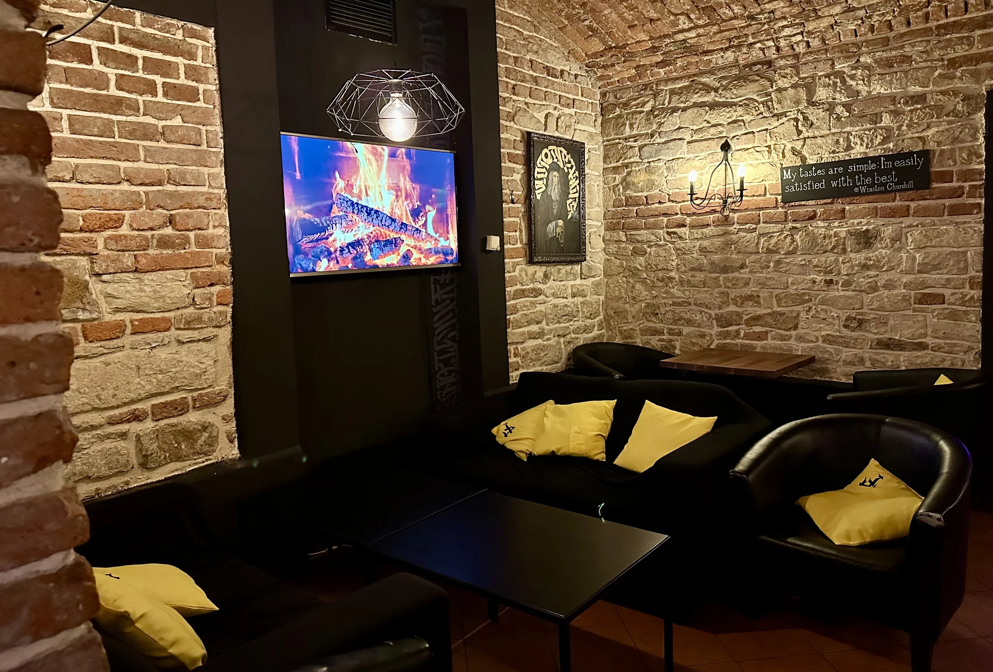 Drinky, hry i vodnice: voucher na 500–1 500 Kč do baru v centru Prahy