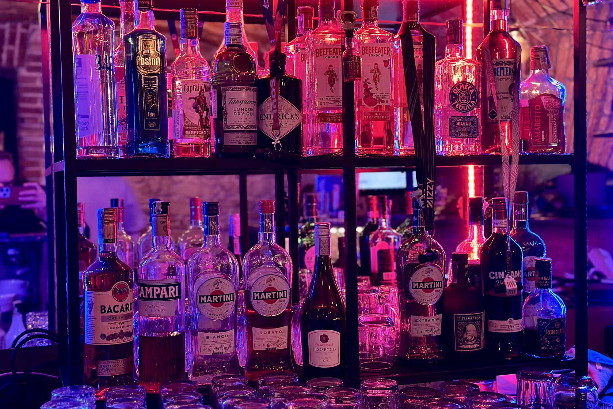 Drinky, hry i vodnice: voucher na 500–1 500 Kč do baru v centru Prahy