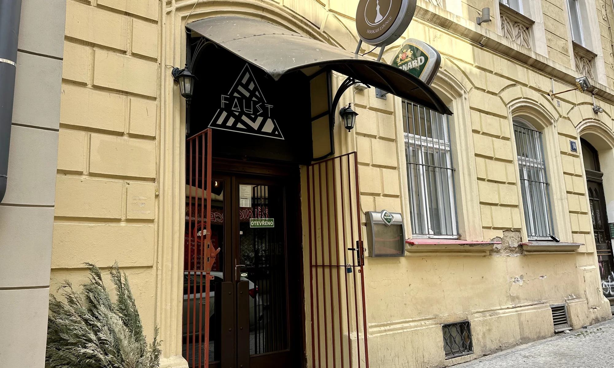 Drinky, hry i vodnice: voucher na 500–1 500 Kč do baru v centru Prahy