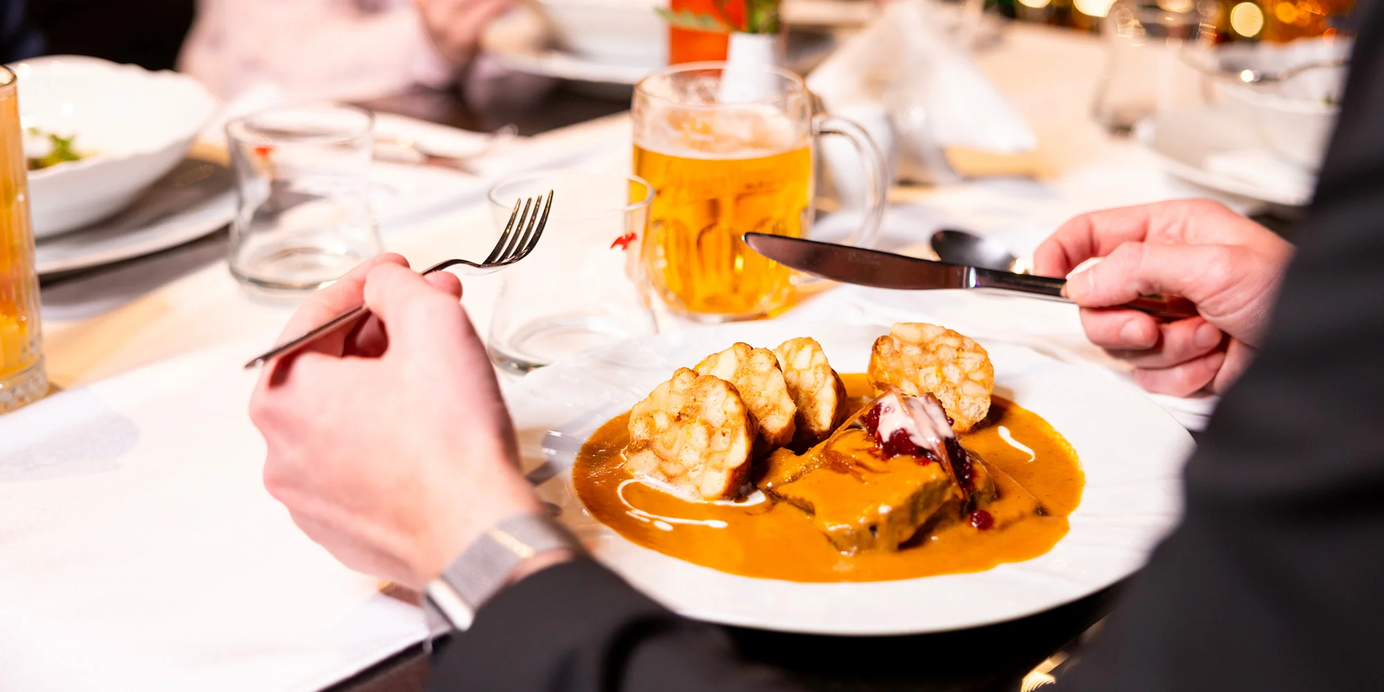 Oběd v restauraci Talíř: kulajda či vývar, svíčková nebo tarhoňové rizoto a pití
