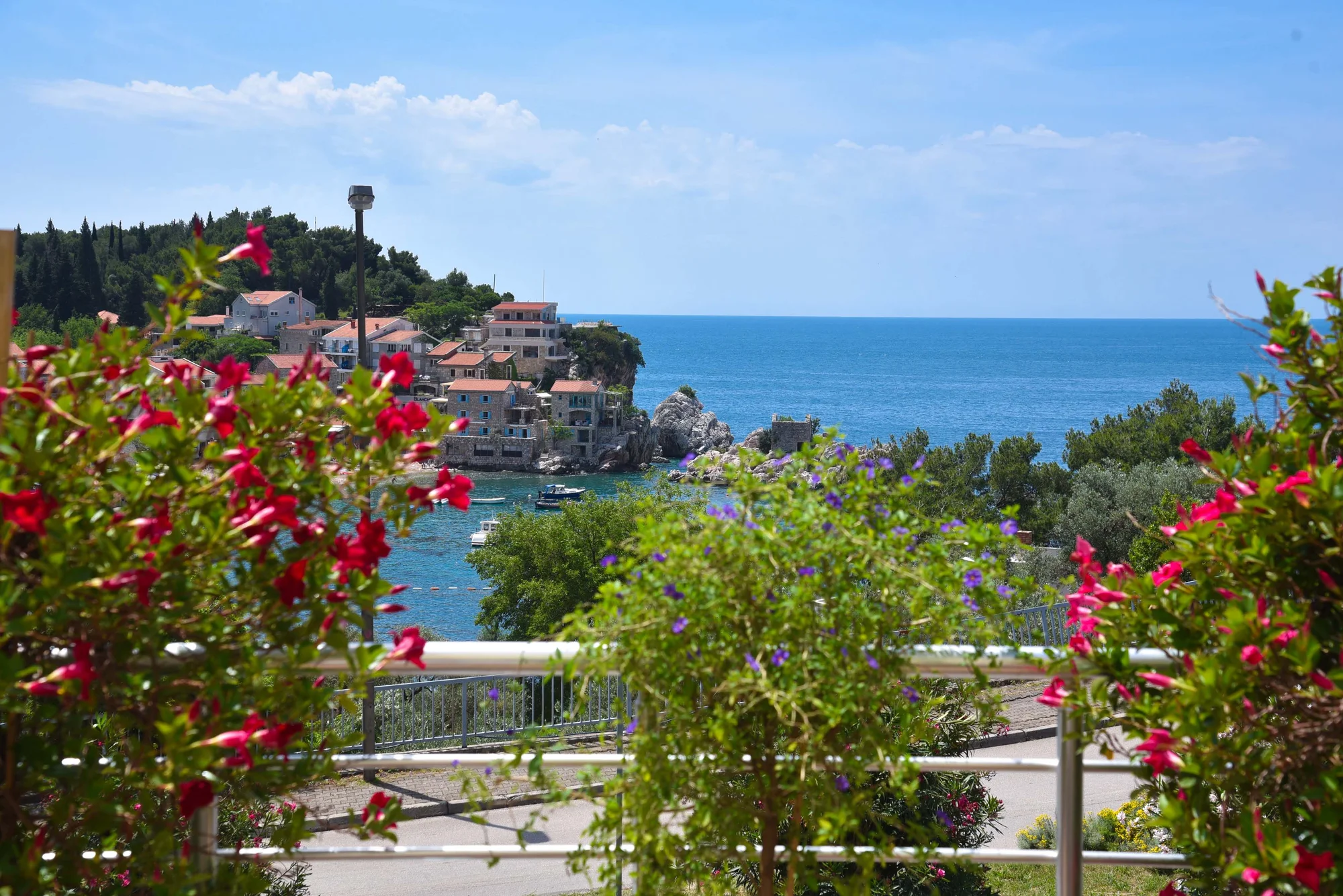 Černá Hora - Sveti Stefan: plně vybavené apartmány až pro 6 osob jen kousek od moře