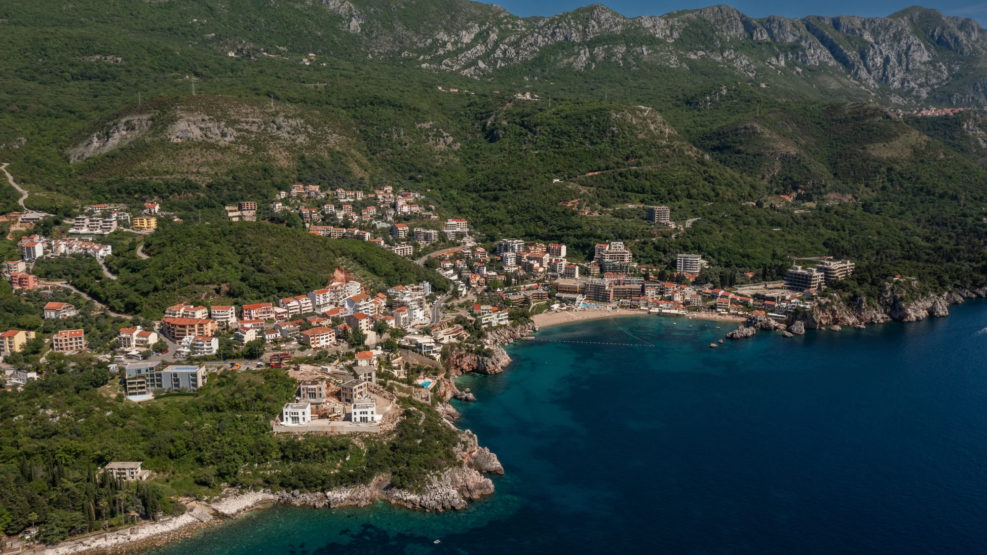 Černá Hora - Sveti Stefan: plně vybavené apartmány až pro 6 osob jen kousek od moře