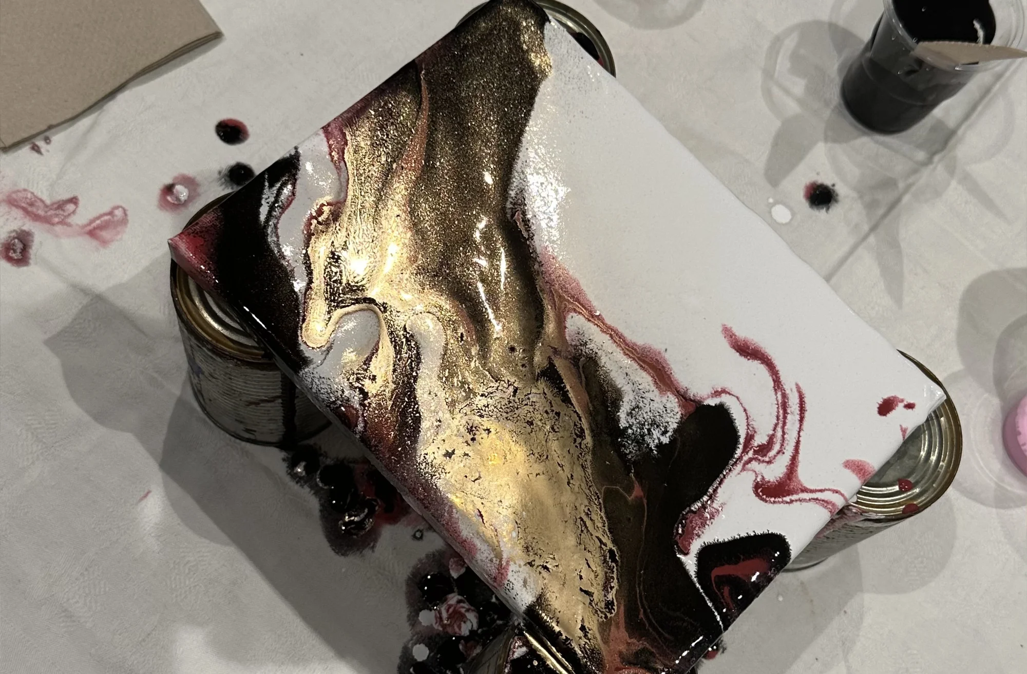 Zážitkové malování obrazů pro 1 i 2 osoby: metoda fluid art, epoxidová pryskyřice i alkoholové inkousty
