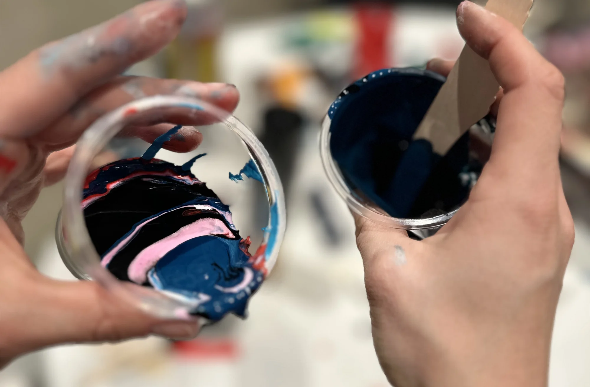 Zážitkové malování obrazů pro 1 i 2 osoby: metoda fluid art, epoxidová pryskyřice i alkoholové inkousty