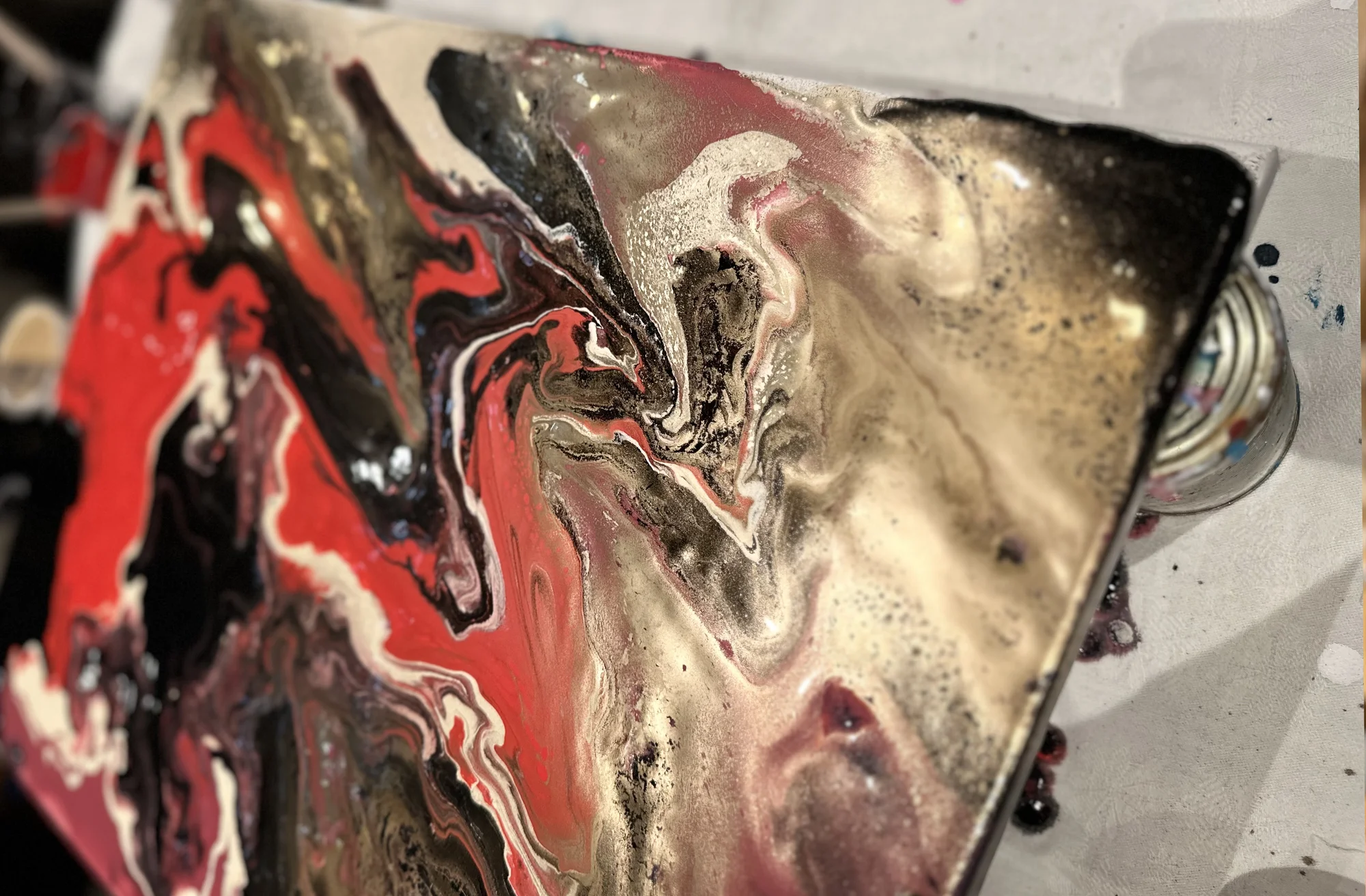 Zážitkové malování obrazů pro 1 i 2 osoby: metoda fluid art, epoxidová pryskyřice i alkoholové inkousty