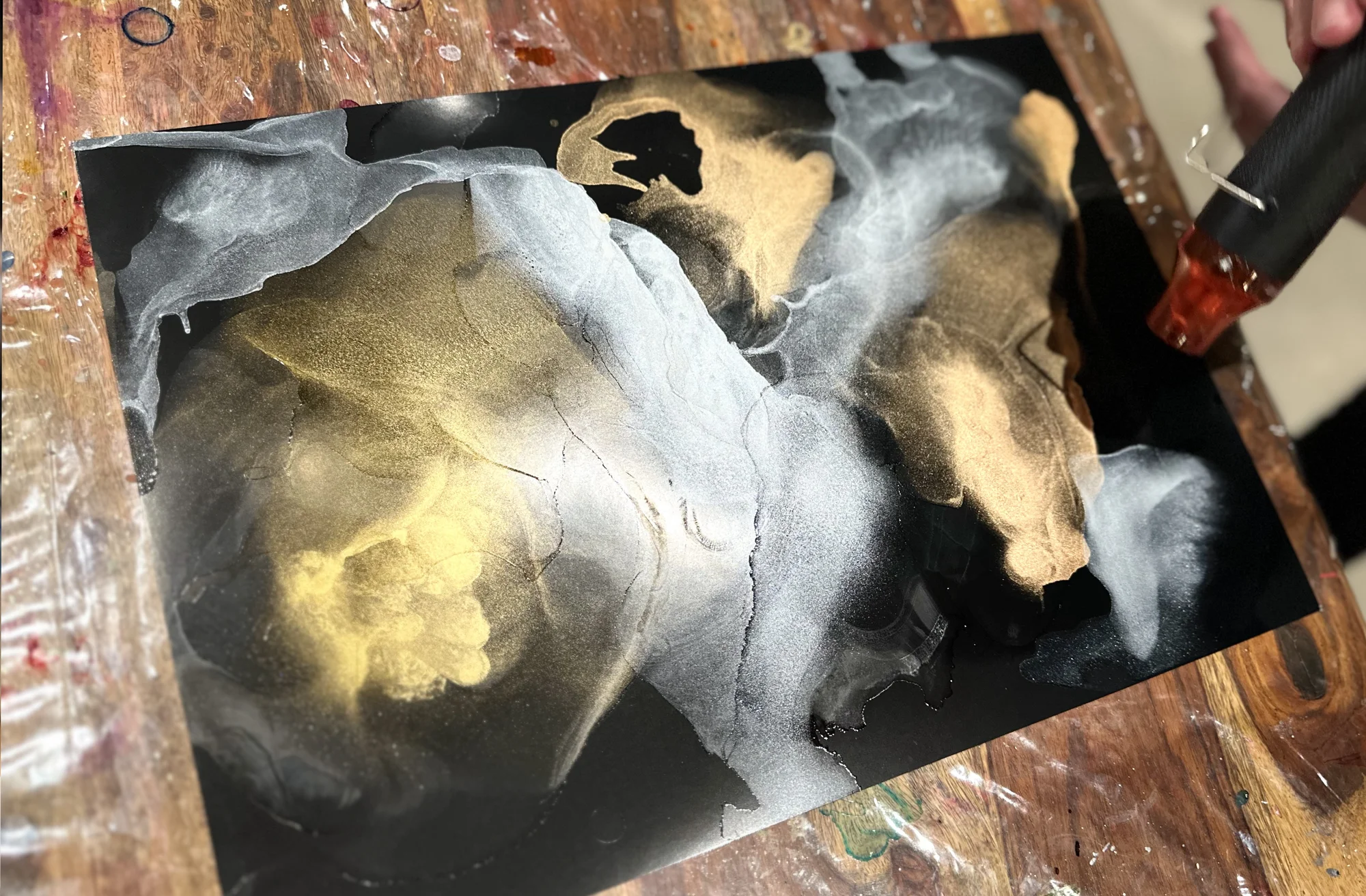 Zážitkové malování obrazů pro 1 i 2 osoby: metoda fluid art, epoxidová pryskyřice i alkoholové inkousty