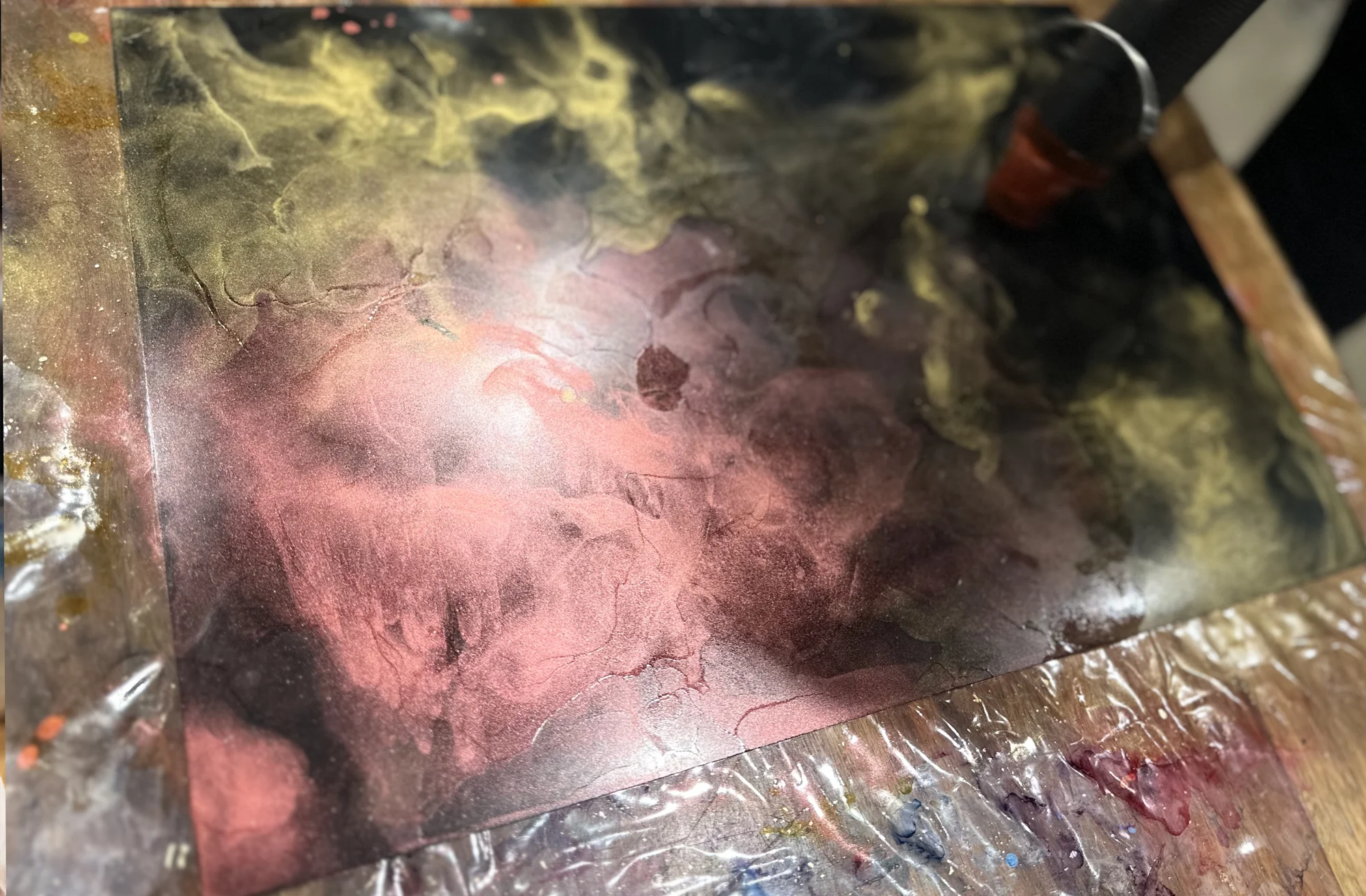 Zážitkové malování obrazů pro 1 i 2 osoby: metoda fluid art, epoxidová pryskyřice i alkoholové inkousty