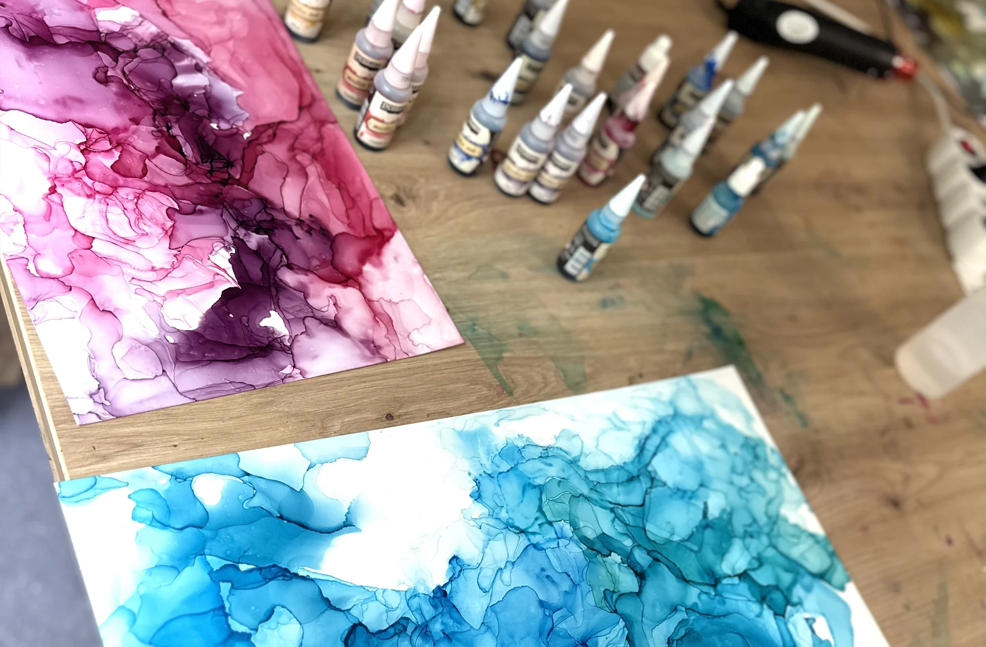 Zážitkové malování obrazů pro 1 i 2 osoby: metoda fluid art, epoxidová pryskyřice i alkoholové inkousty