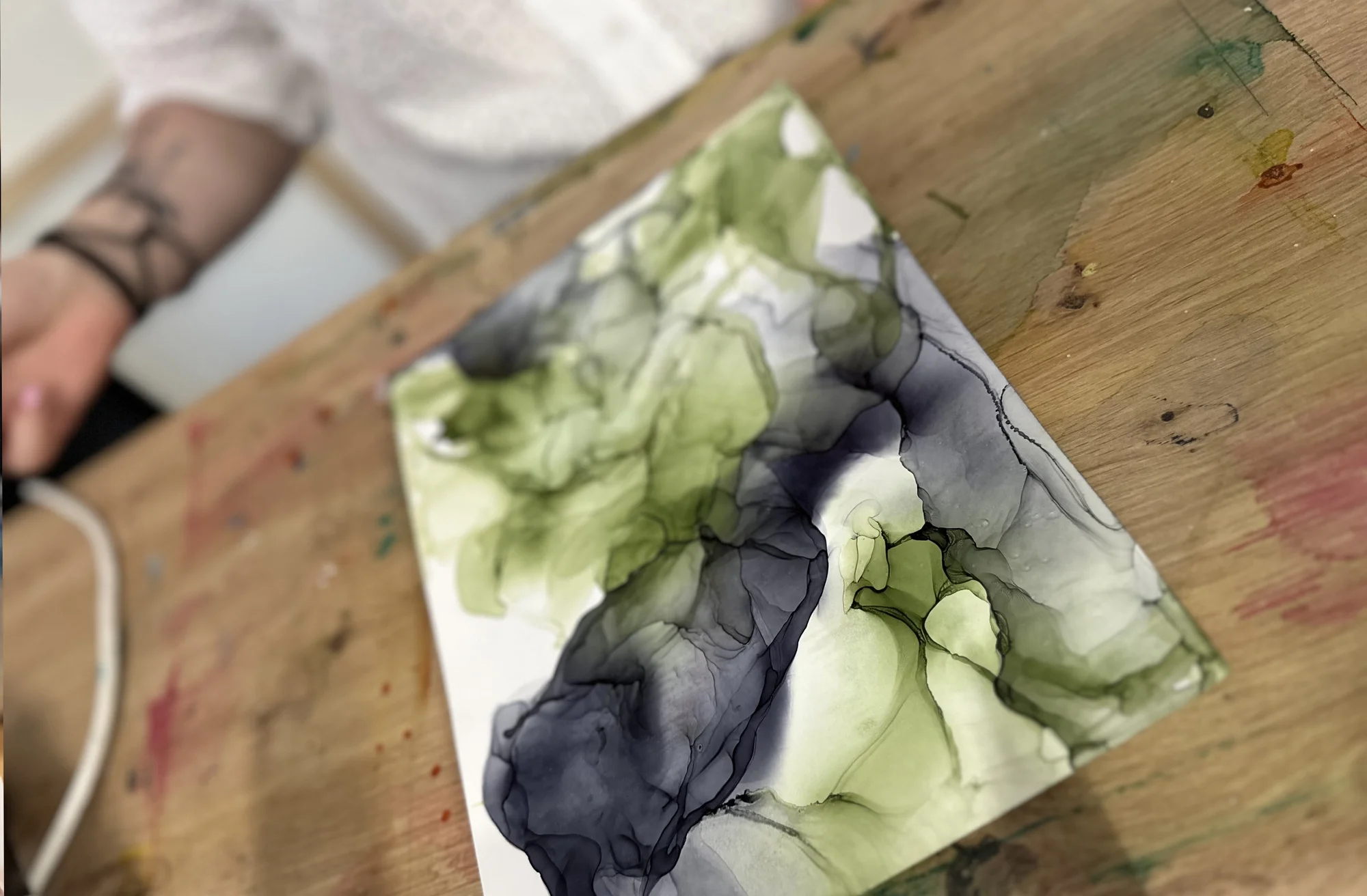 Zážitkové malování obrazů pro 1 i 2 osoby: metoda fluid art, epoxidová pryskyřice i alkoholové inkousty