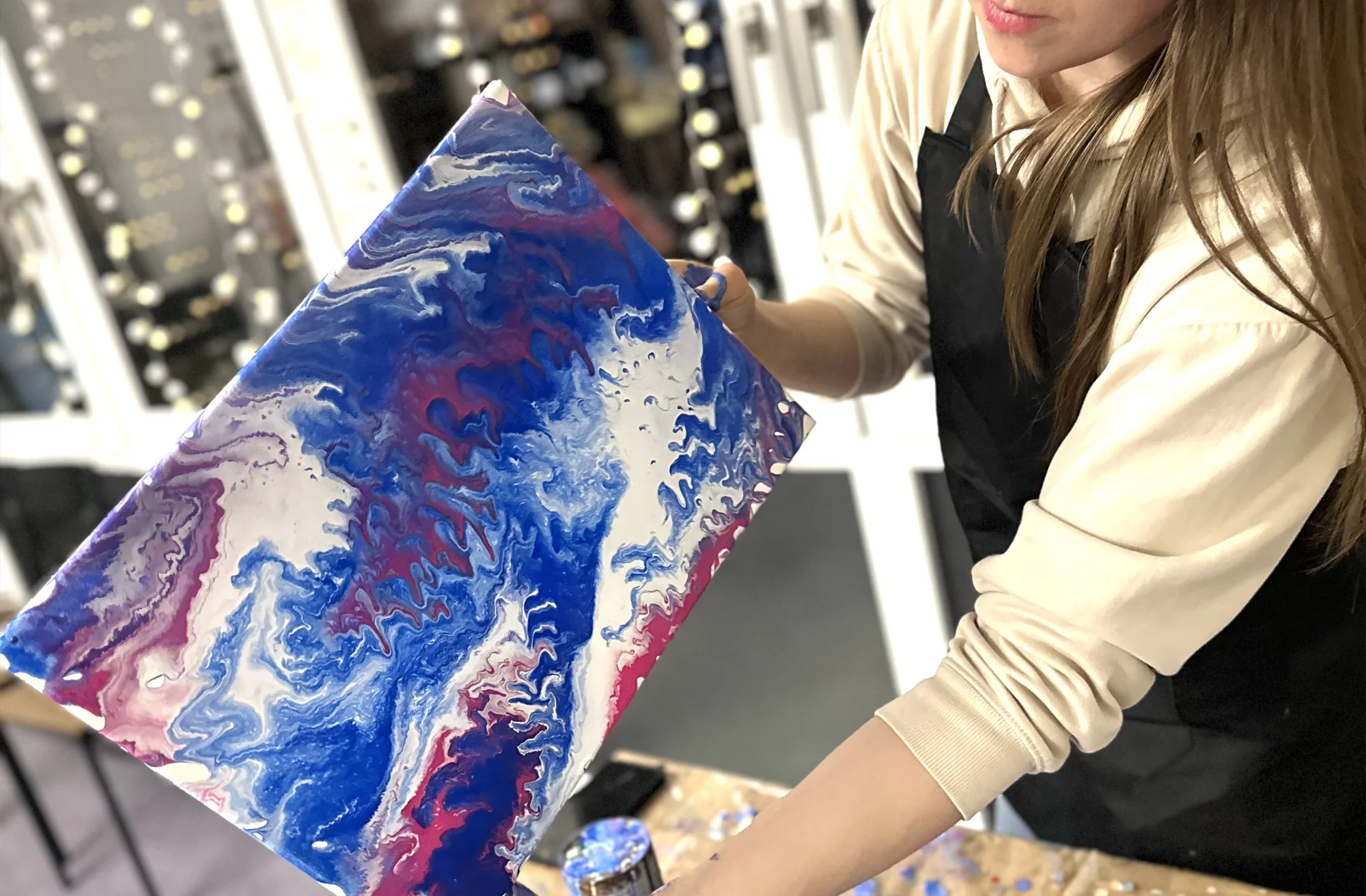 Zážitkové malování obrazů pro 1 i 2 osoby: metoda fluid art, epoxidová pryskyřice i alkoholové inkousty