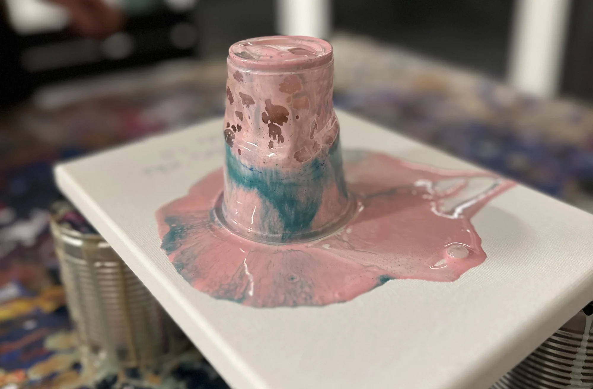 Zážitkové malování obrazů pro 1 i 2 osoby: metoda fluid art, epoxidová pryskyřice i alkoholové inkousty