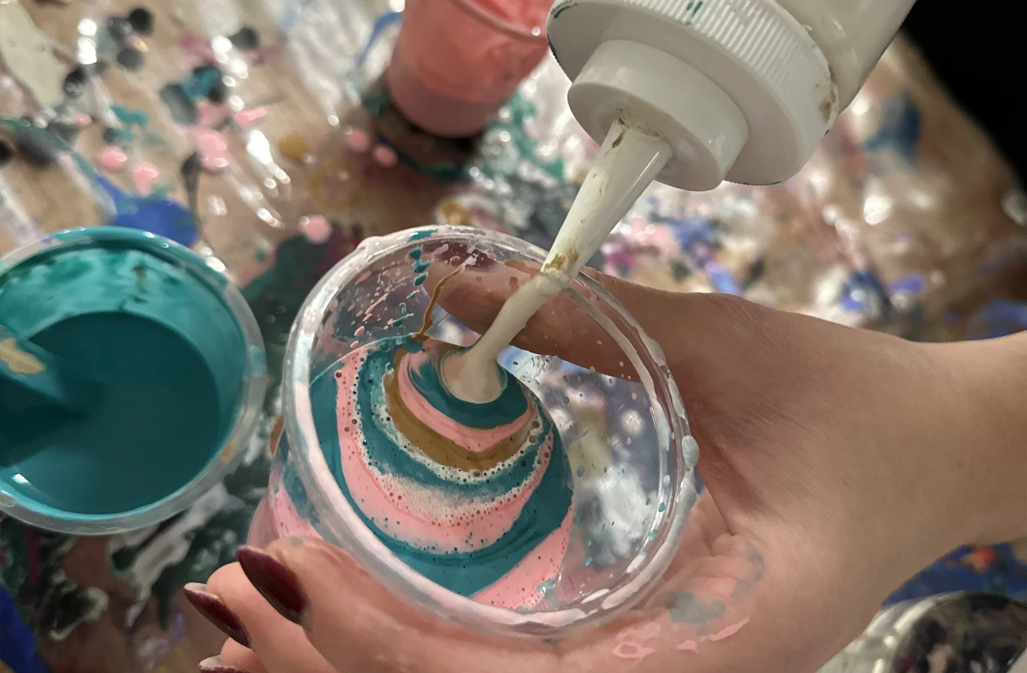Zážitkové malování obrazů pro 1 i 2 osoby: metoda fluid art, epoxidová pryskyřice i alkoholové inkousty
