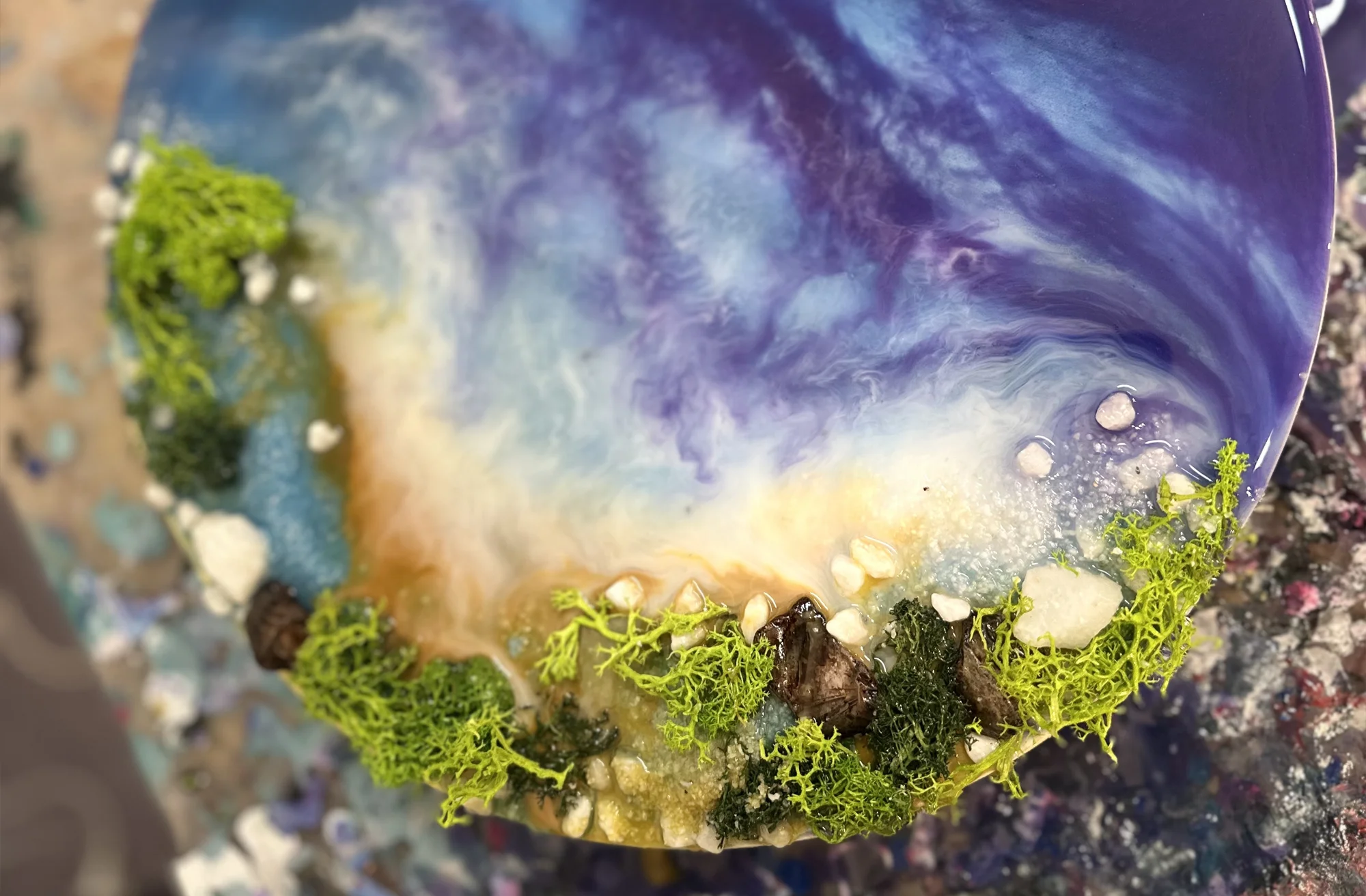 Zážitkové malování obrazů pro 1 i 2 osoby: metoda fluid art, epoxidová pryskyřice i alkoholové inkousty