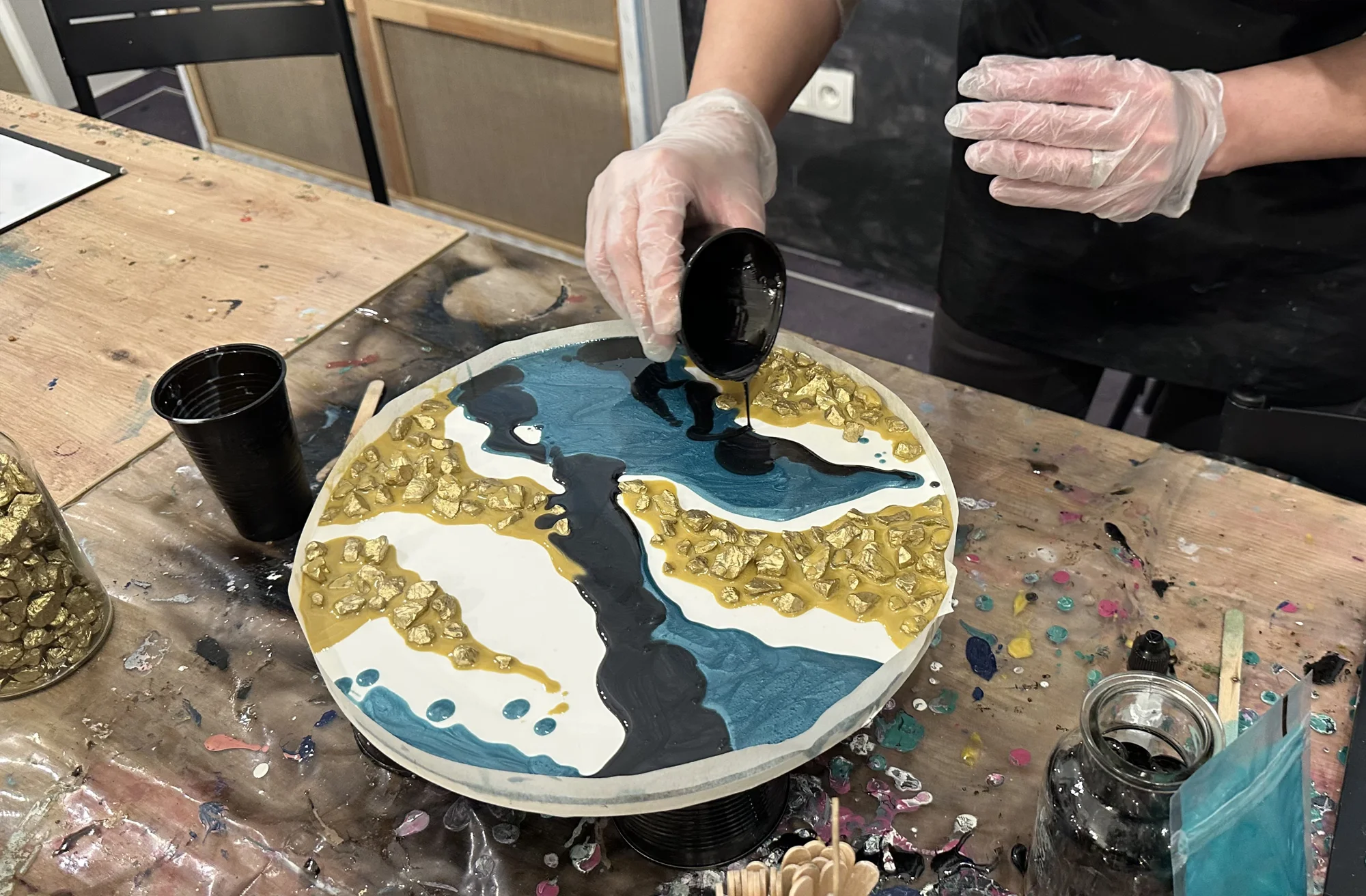 Zážitkové malování obrazů pro 1 i 2 osoby: metoda fluid art, epoxidová pryskyřice i alkoholové inkousty
