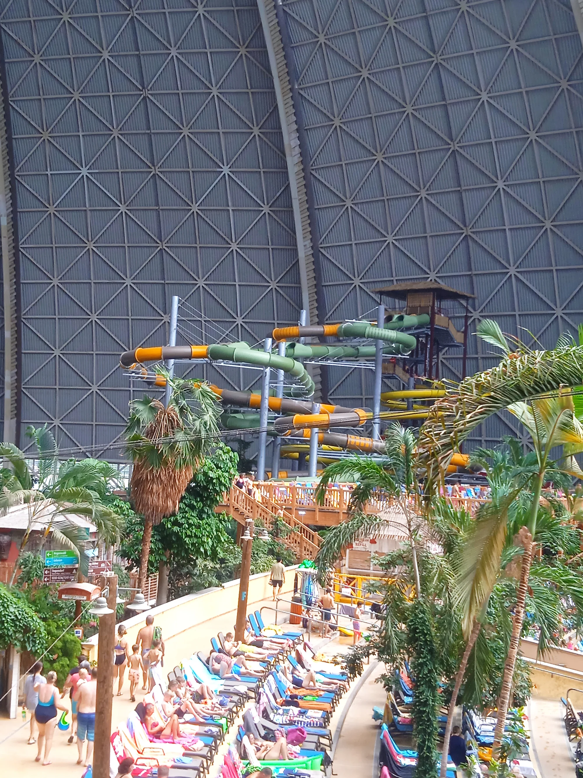 Celodenní vstupné pro děti i dospělé do vodního světa Tropical Islands v Německu
