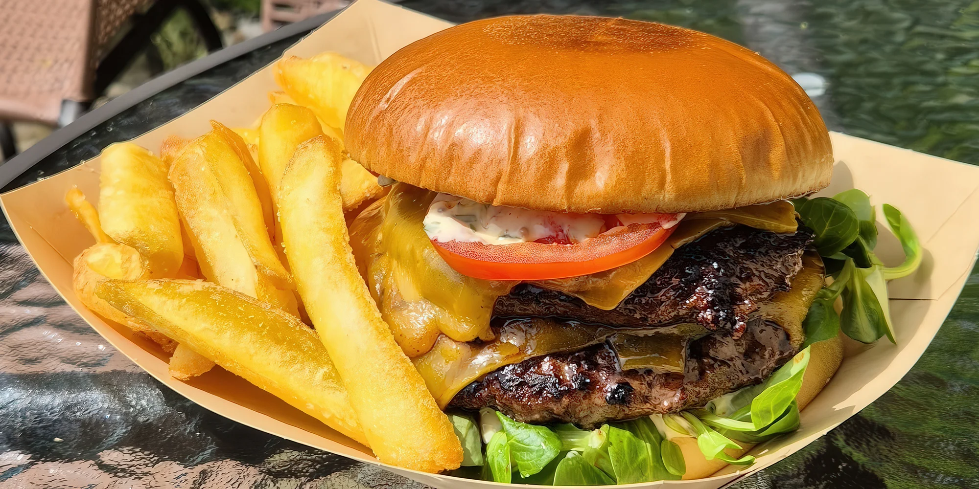 Obouruční dvojitý burger s hranolky pro 1 či 2 osoby