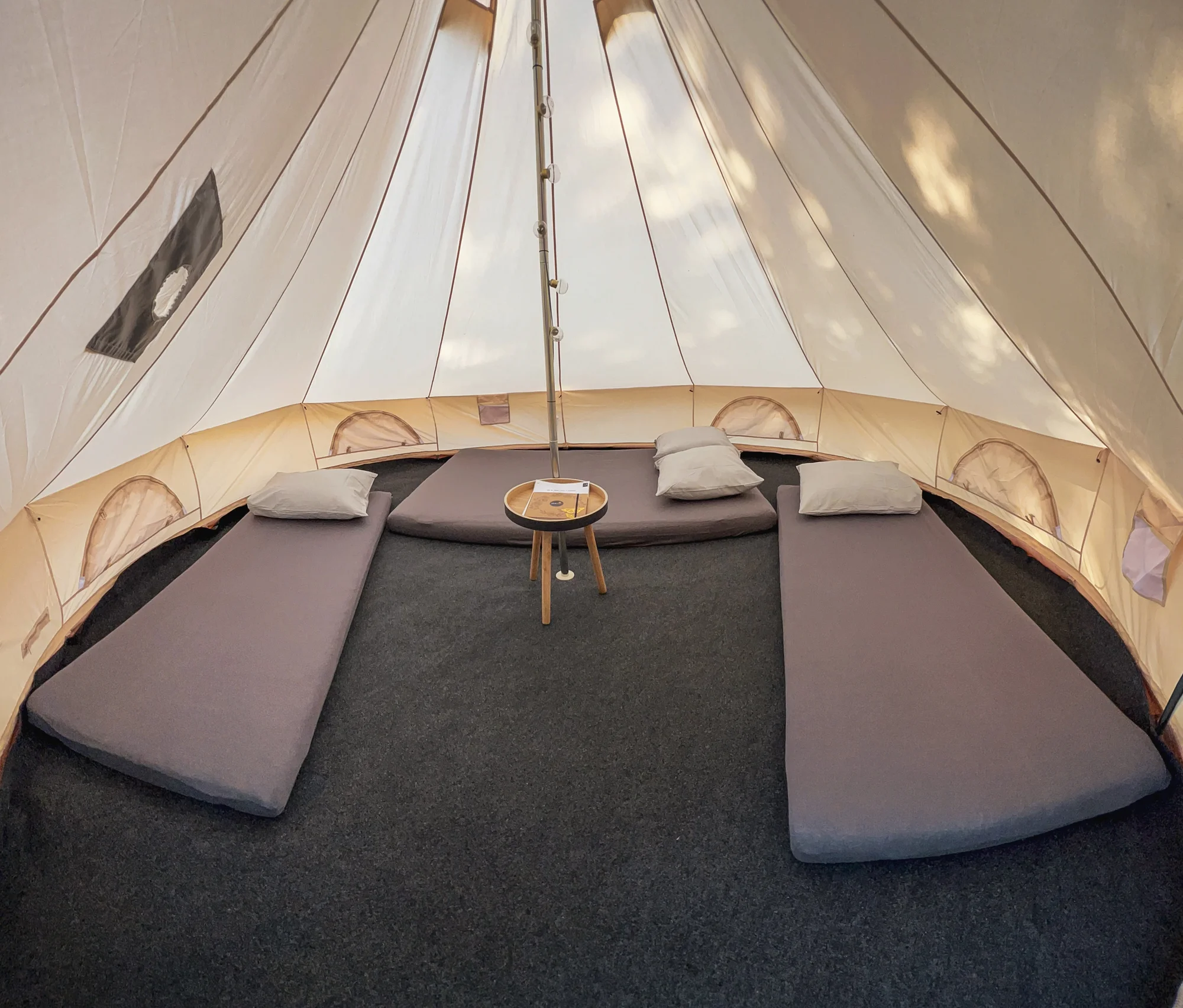 Glamping na Příbramsku, blízko CHKO Brdy: stan na klidné zahradě u rybníka