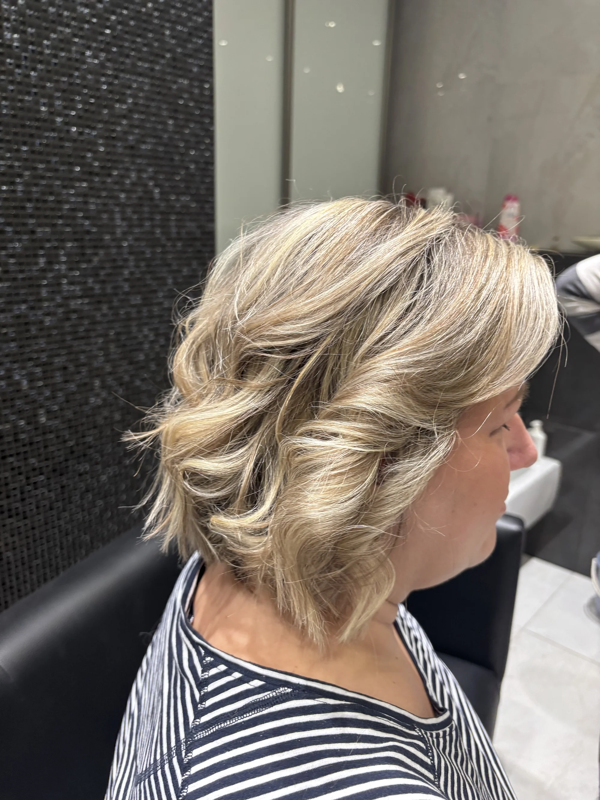 Kadeřnický servis pro všechny délky vlasů: střih, melír a styling v salonu v Opavě