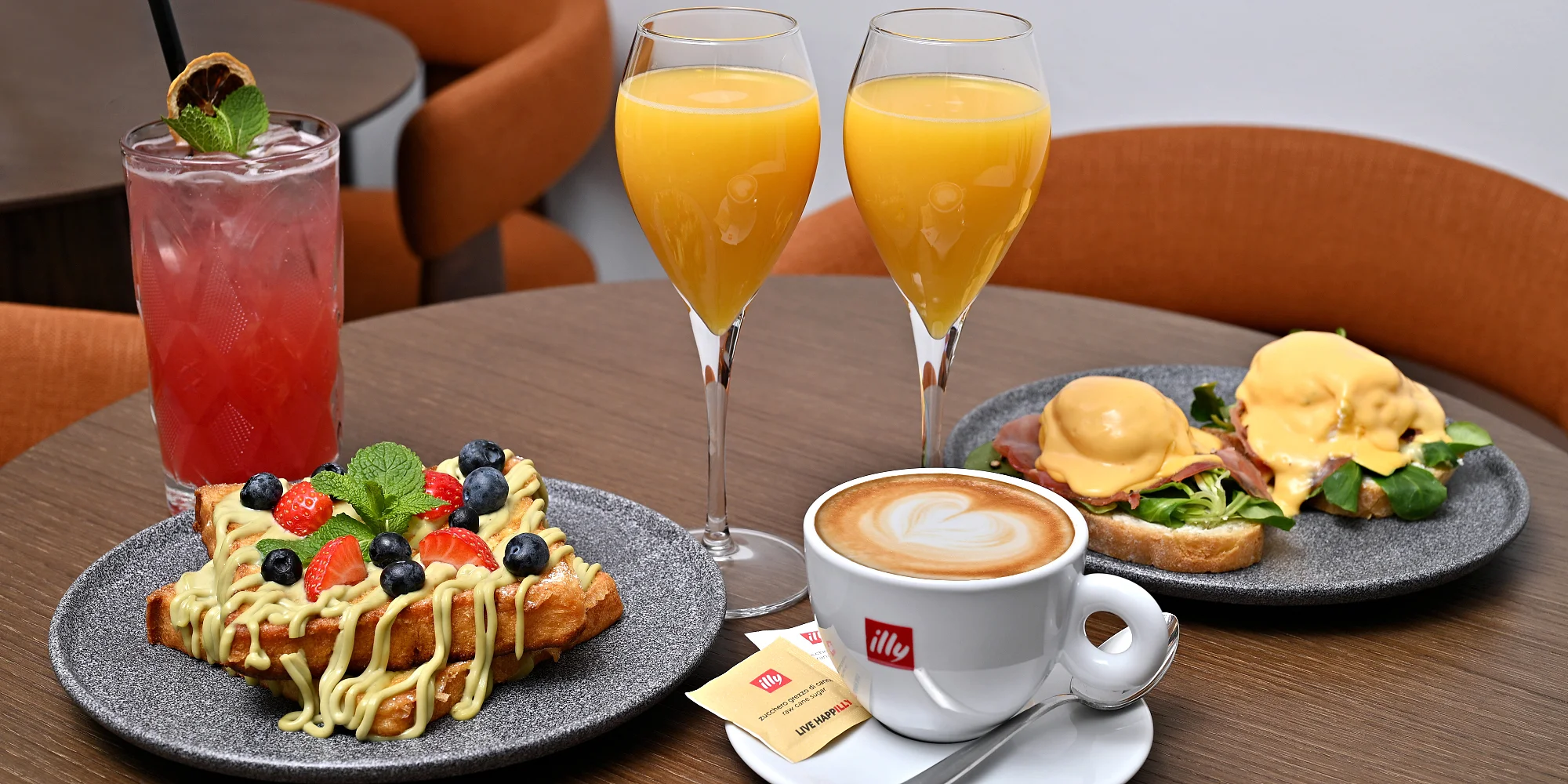 Snídaně přímo u Karlova mostu: vejce Benedikt, french toast, nápoj i mimosa pro 2 osoby