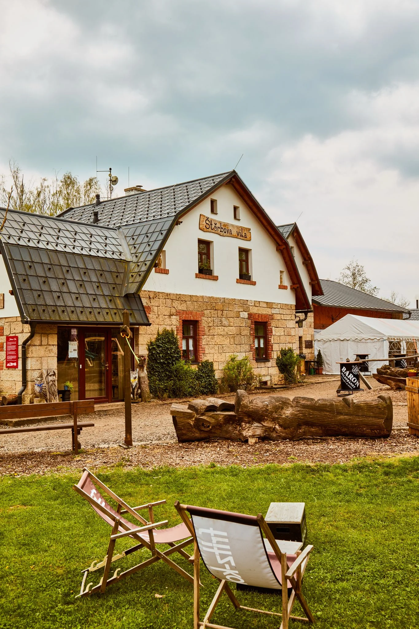 Historická vila u přehrady Les Království a blízko Dvora Králové, snídaně v ceně