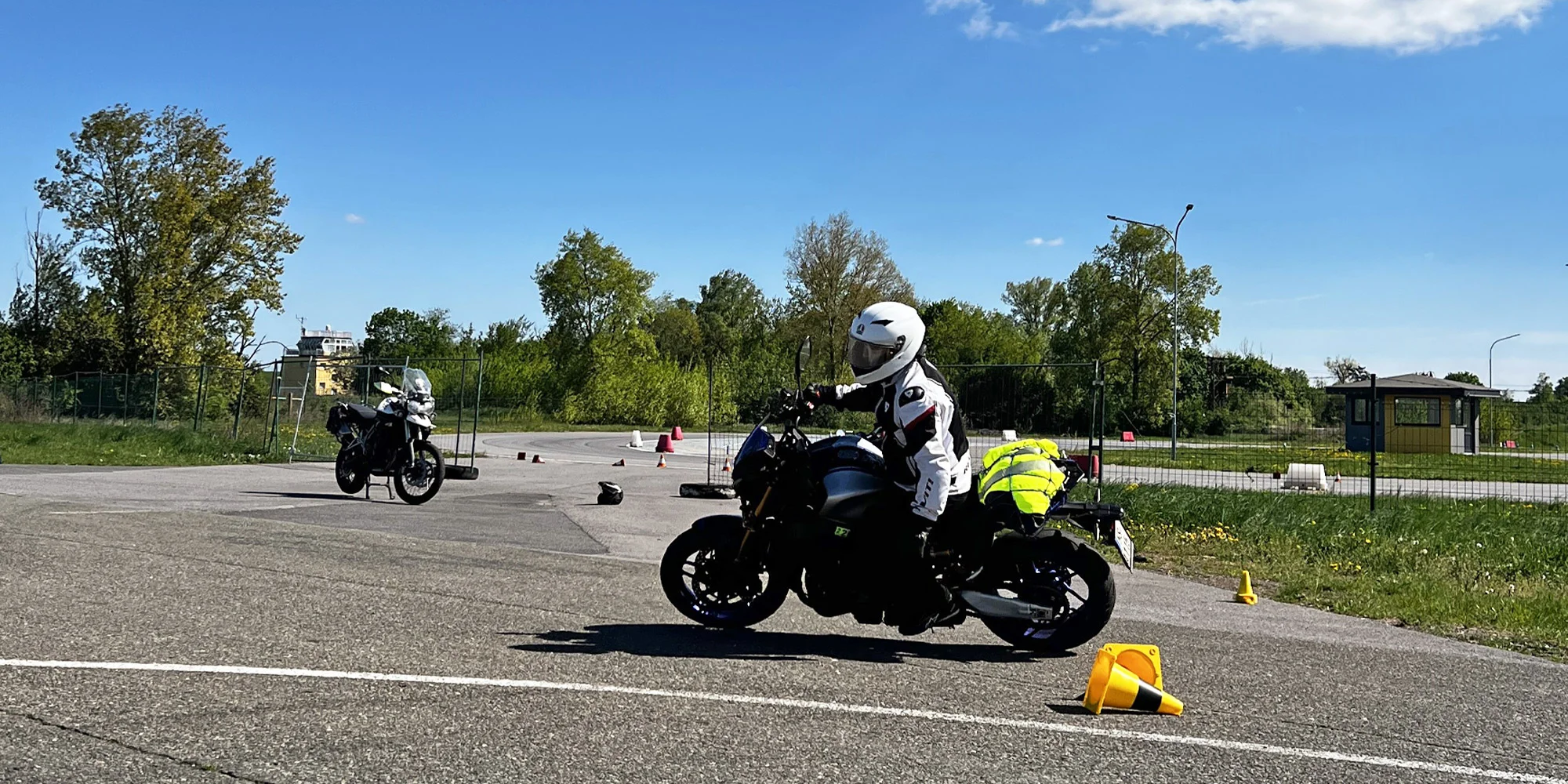Kurz bezpečné jízdy na motorce na letišti v Hradci