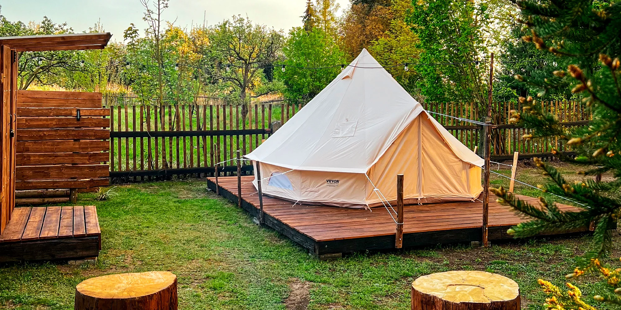 Glamping u CHKO Brdy: stan s venkovní koupelnou u rybníka