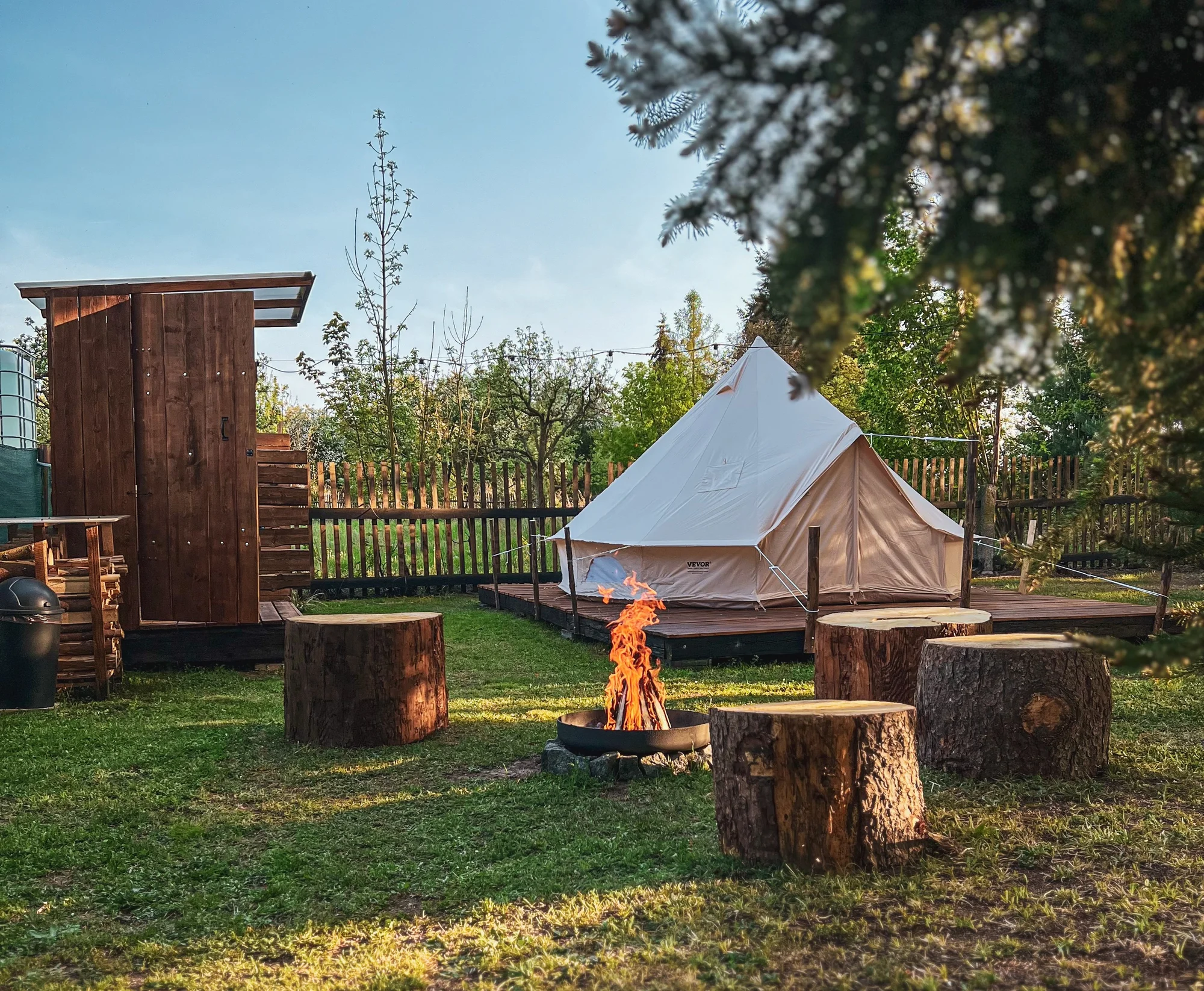 Glamping na Příbramsku, blízko CHKO Brdy: stan na klidné zahradě u rybníka