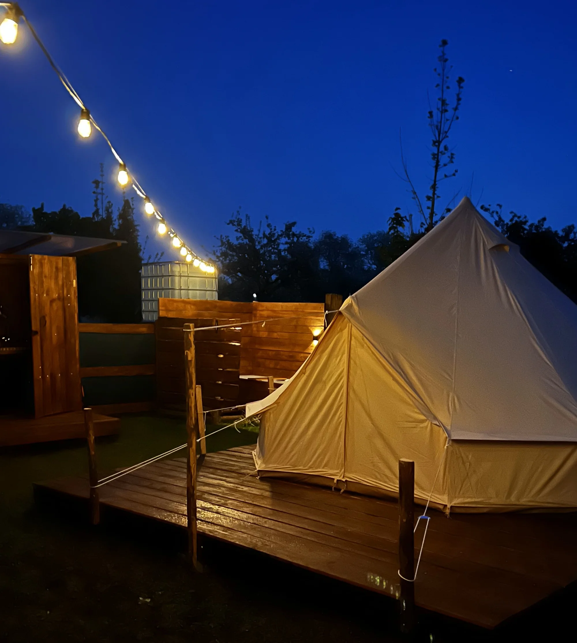 Glamping na Příbramsku, blízko CHKO Brdy: stan na klidné zahradě u rybníka