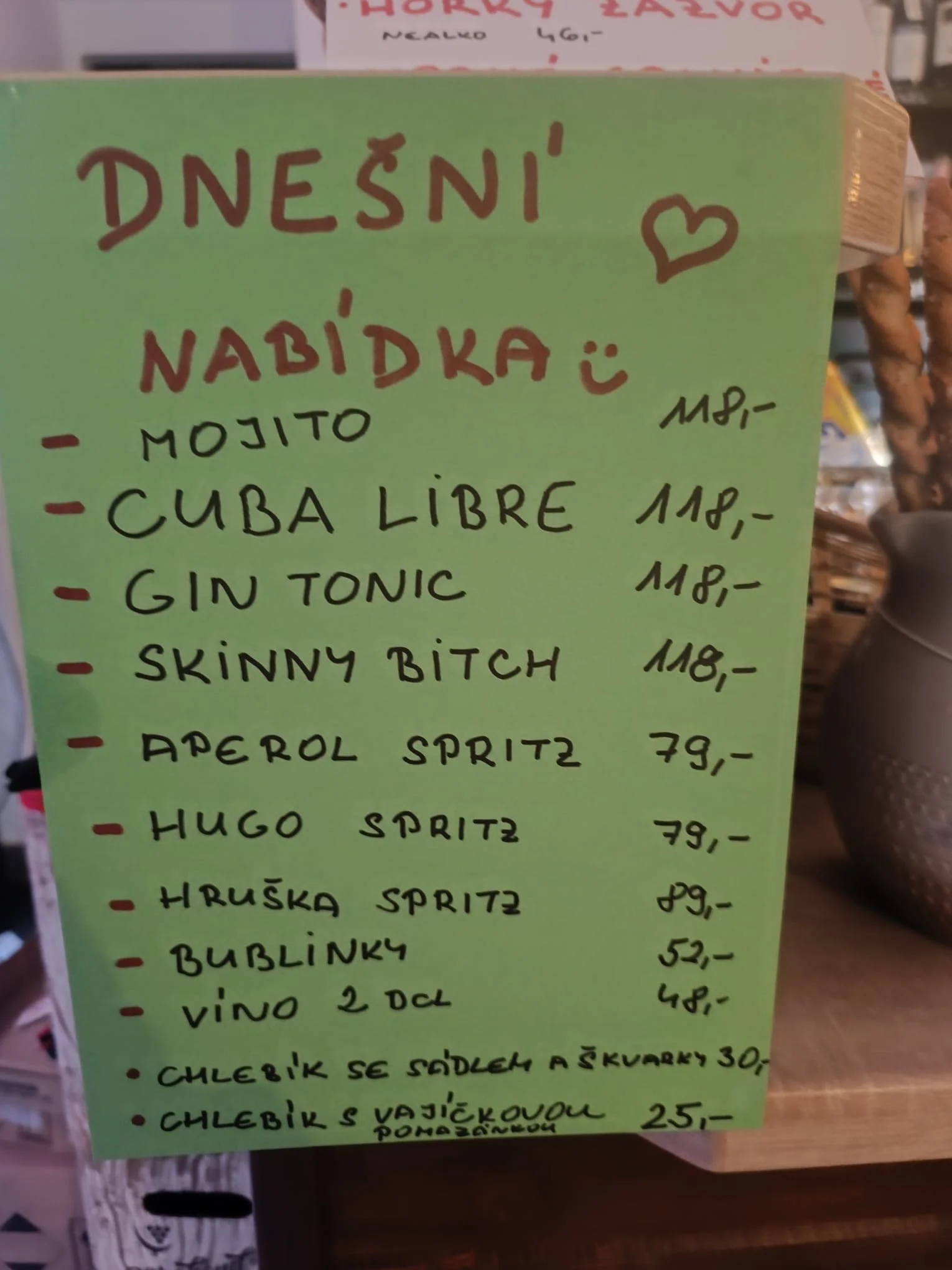 Vinotéka na Žižkově: stáčené Frizzante či Aperol, Hugo i Hruška Spritz