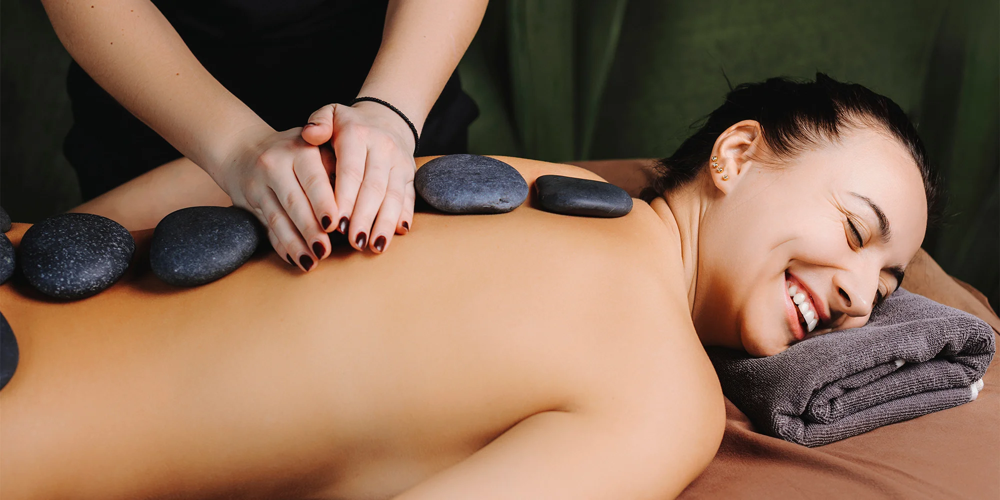 Včelí relax v apidomku: sauna, masáž i ležení na úlech