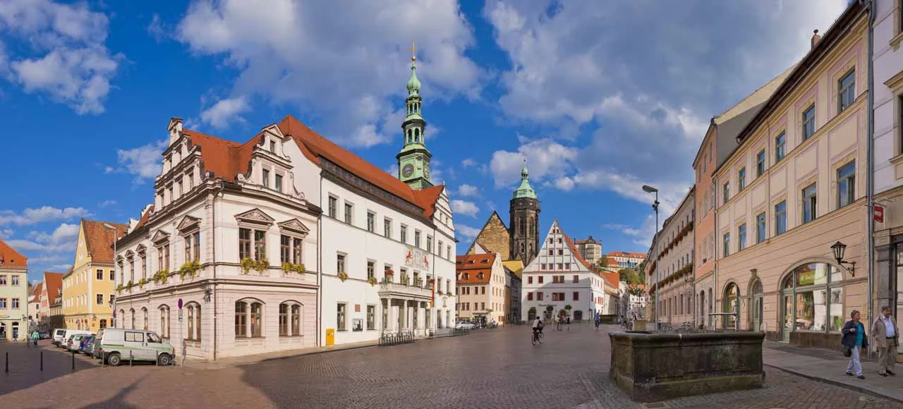 Autobusem z Prahy do historických Drážďan, odpolední plavba lodí do Pirny, oběd, živá hudba a průvodce po celý den