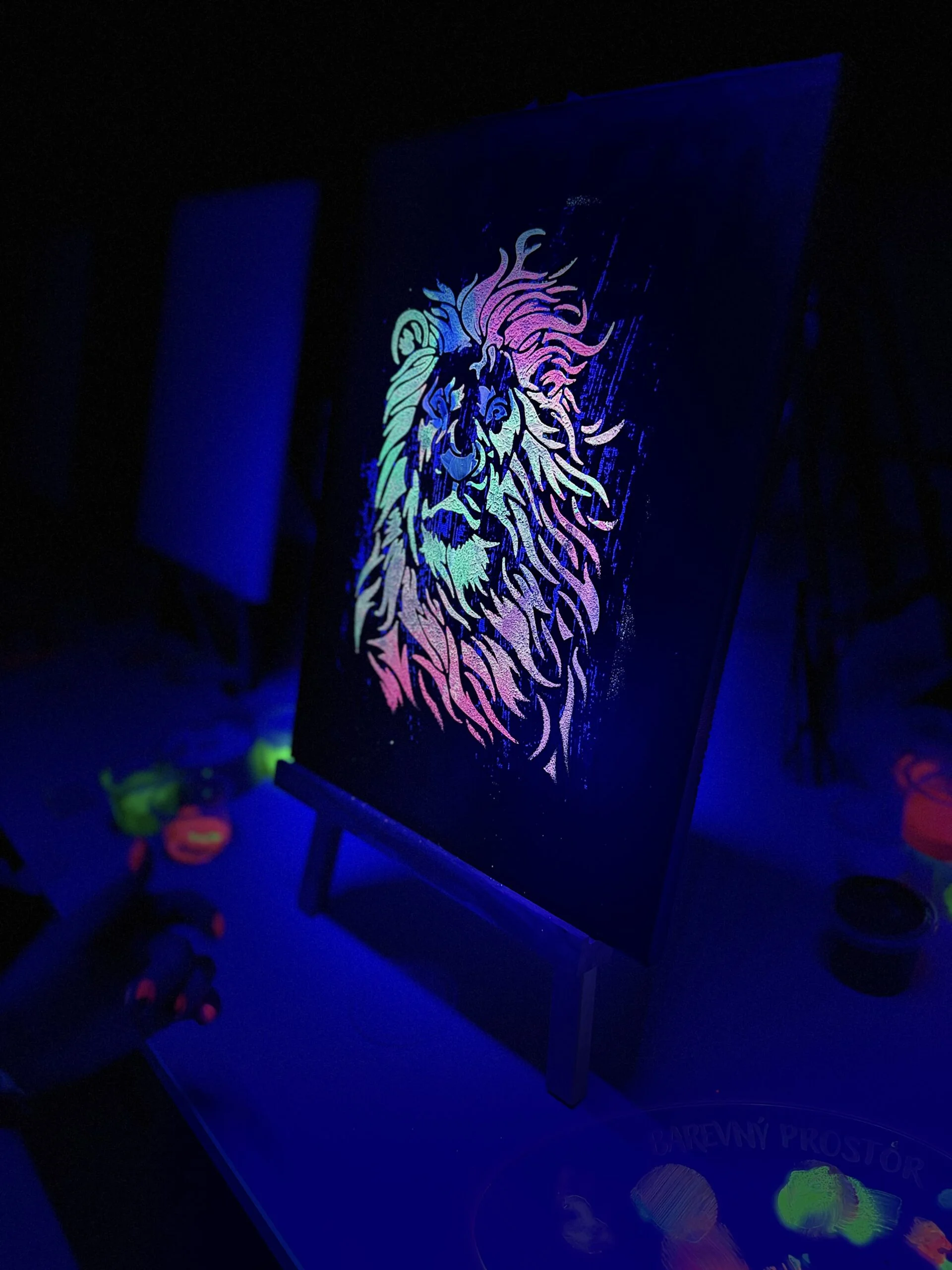 Zážitkové malování: celý ateliér jen pro vás, nebo tvorba fluorescenčími barvami ve tmě