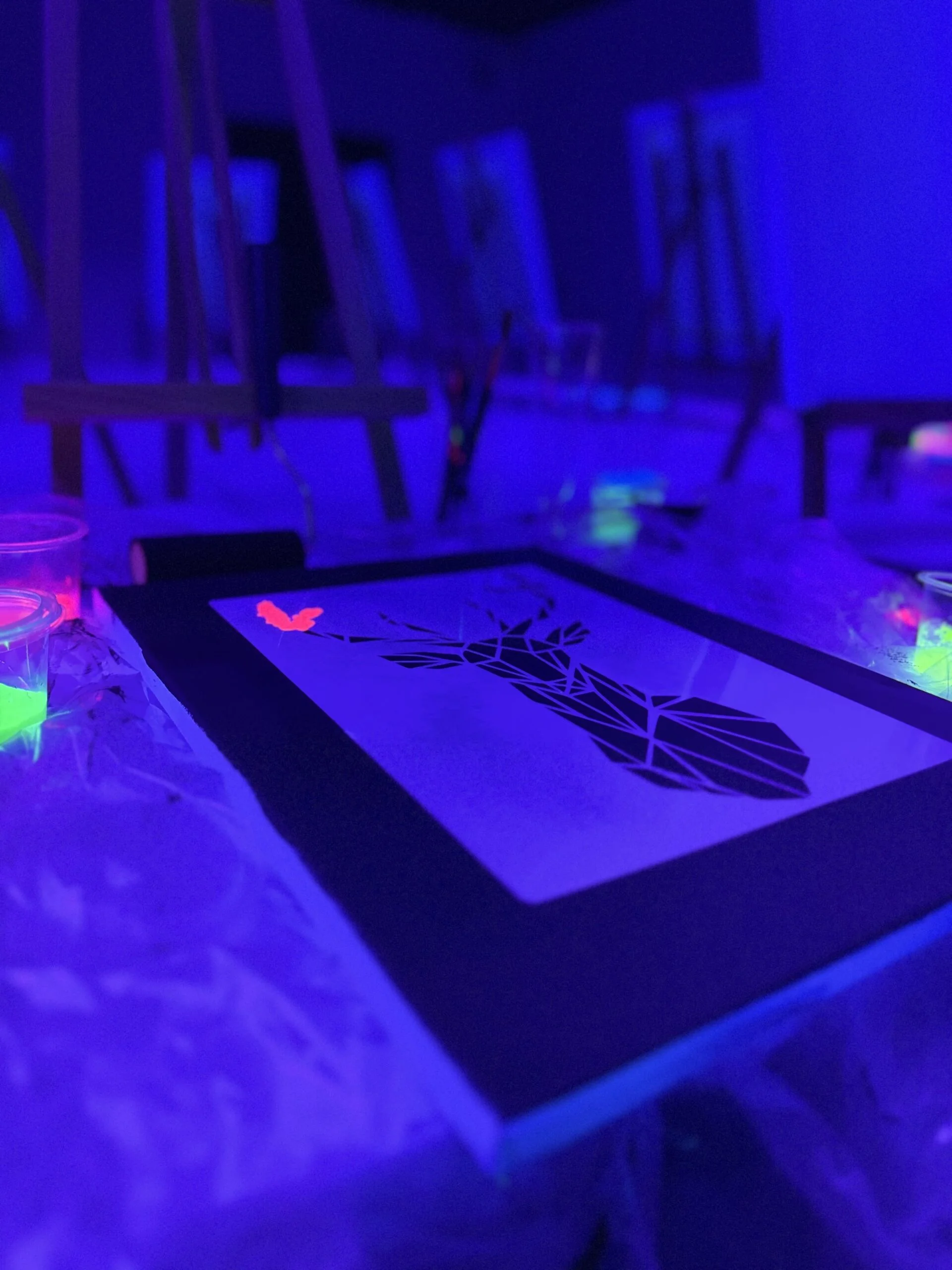 Zážitkové malování: celý ateliér jen pro vás, nebo tvorba fluorescenčími barvami ve tmě