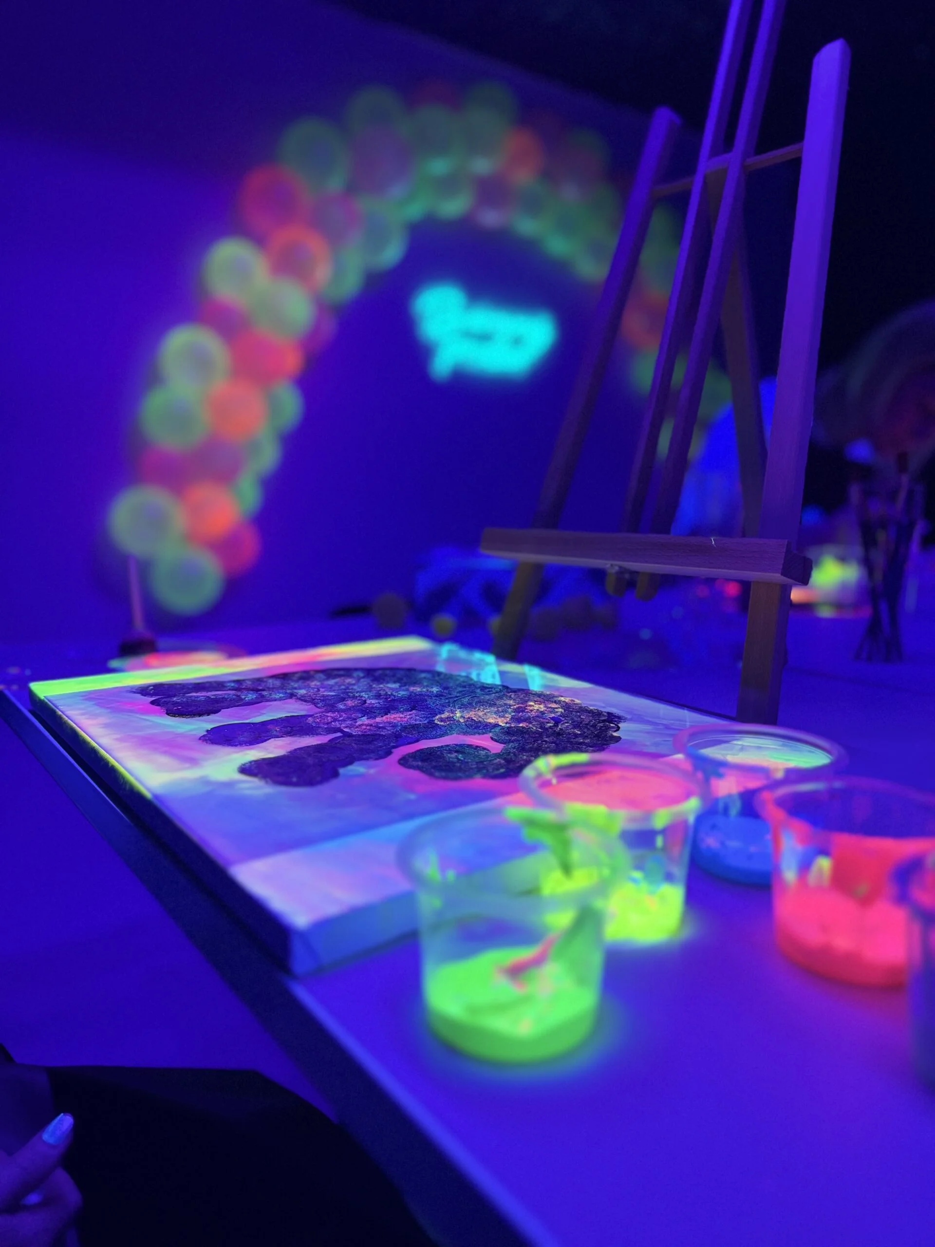 Zážitkové malování: celý ateliér jen pro vás, nebo tvorba fluorescenčími barvami ve tmě