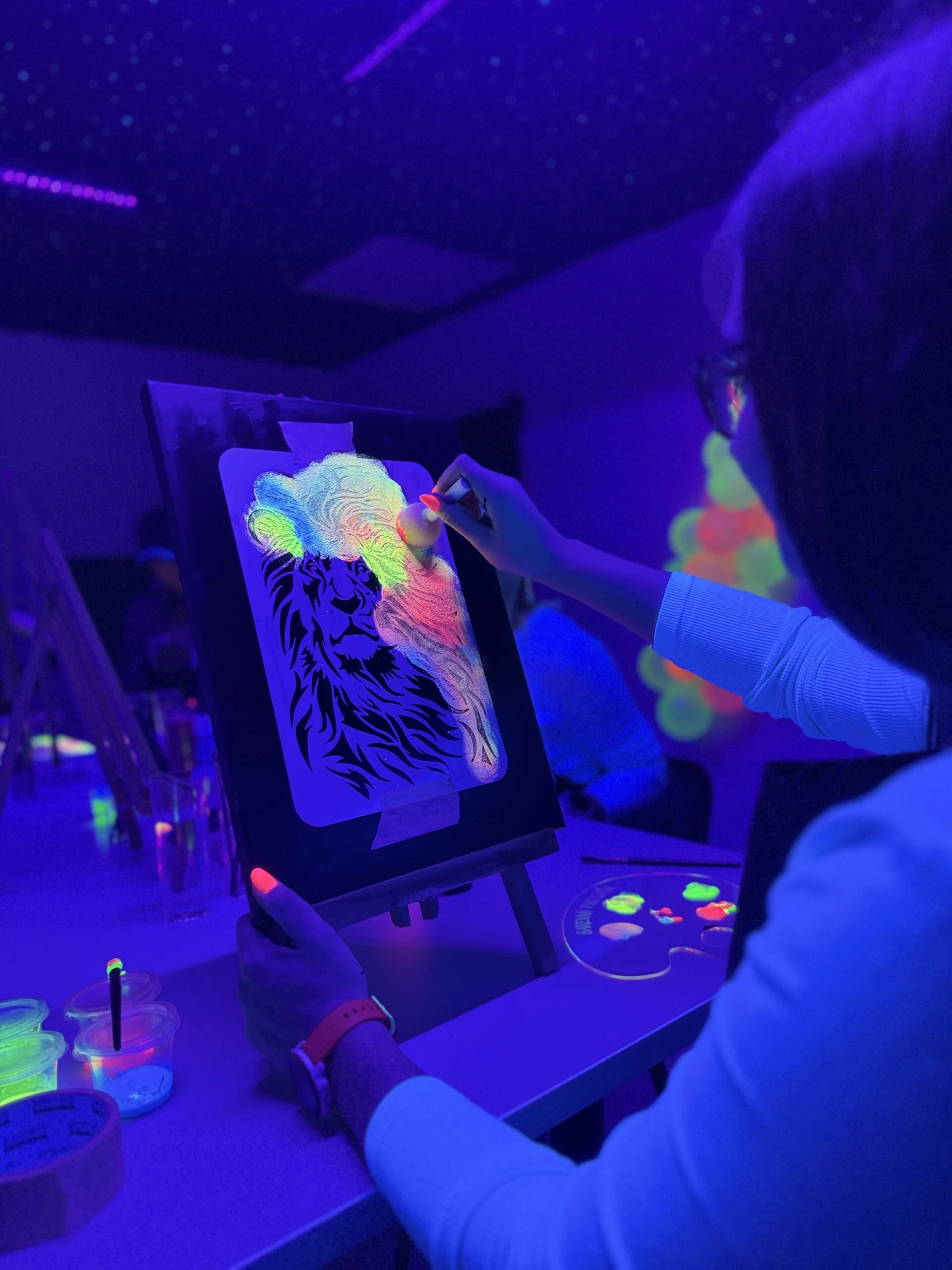 Zážitkové malování: celý ateliér jen pro vás, nebo tvorba fluorescenčími barvami ve tmě