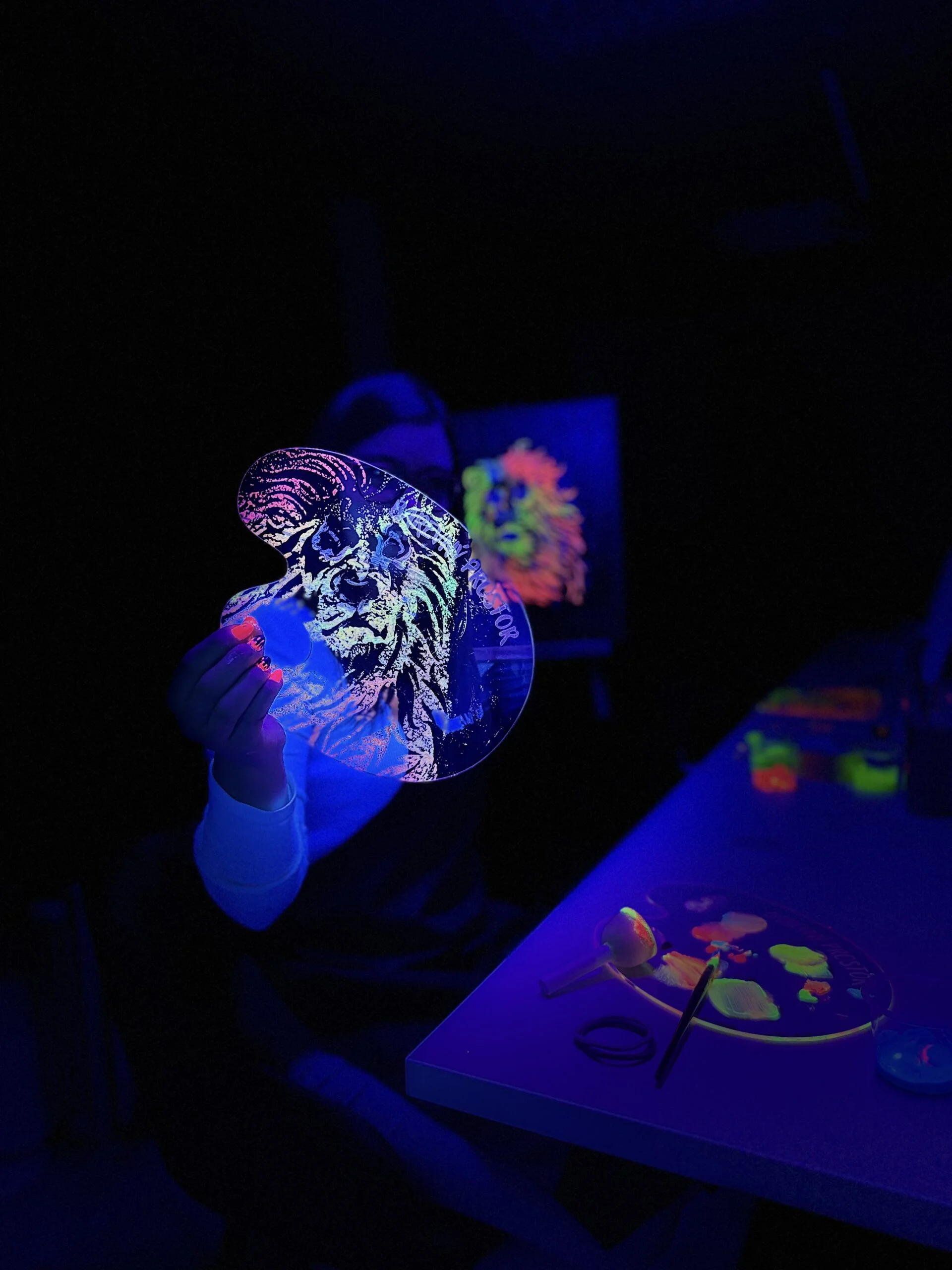 Zážitkové malování: celý ateliér jen pro vás, nebo tvorba fluorescenčími barvami ve tmě
