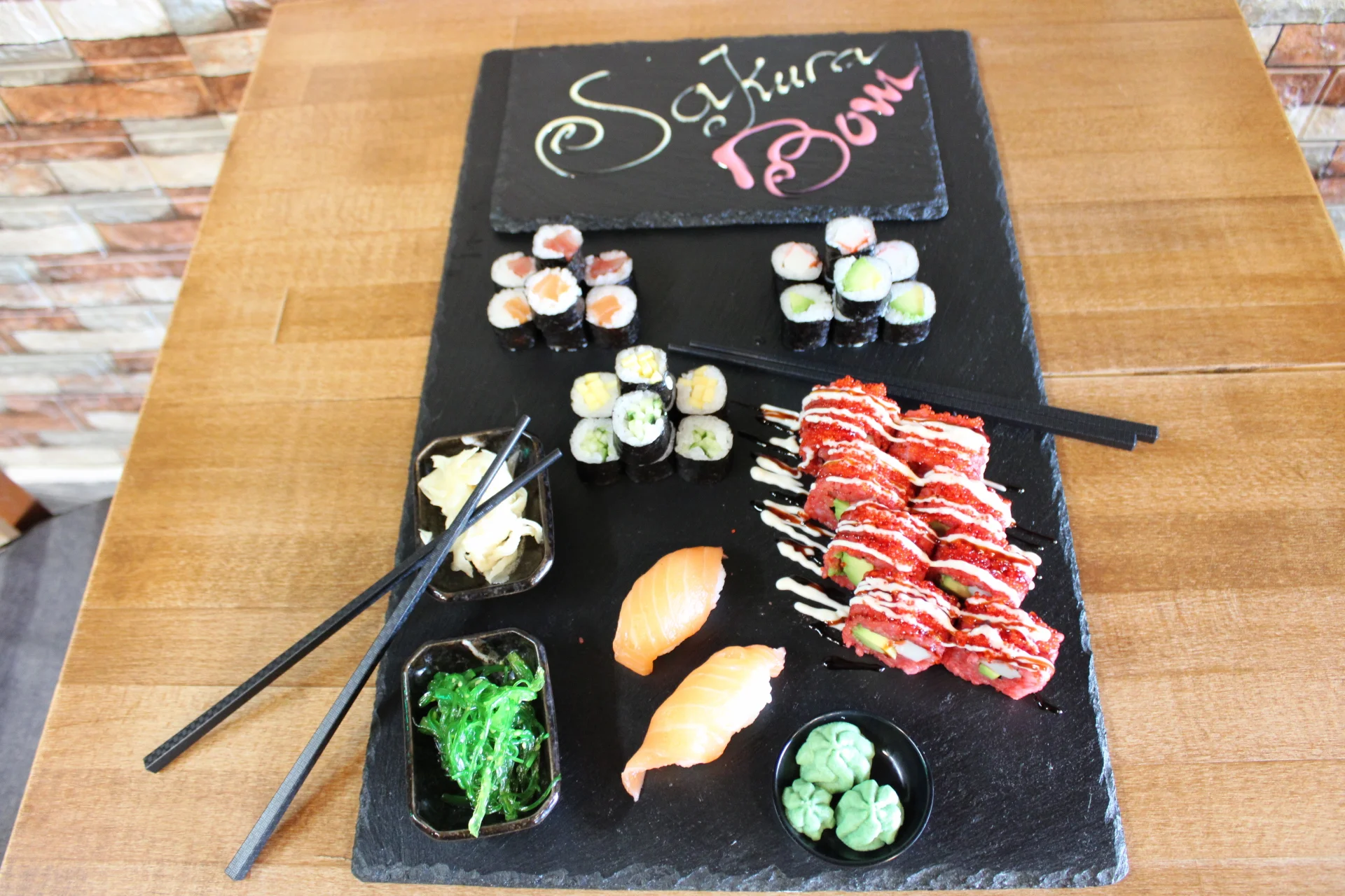 Set 24, 34 nebo 40 kusů pestrého sushi s rybami, krabem i avokádem