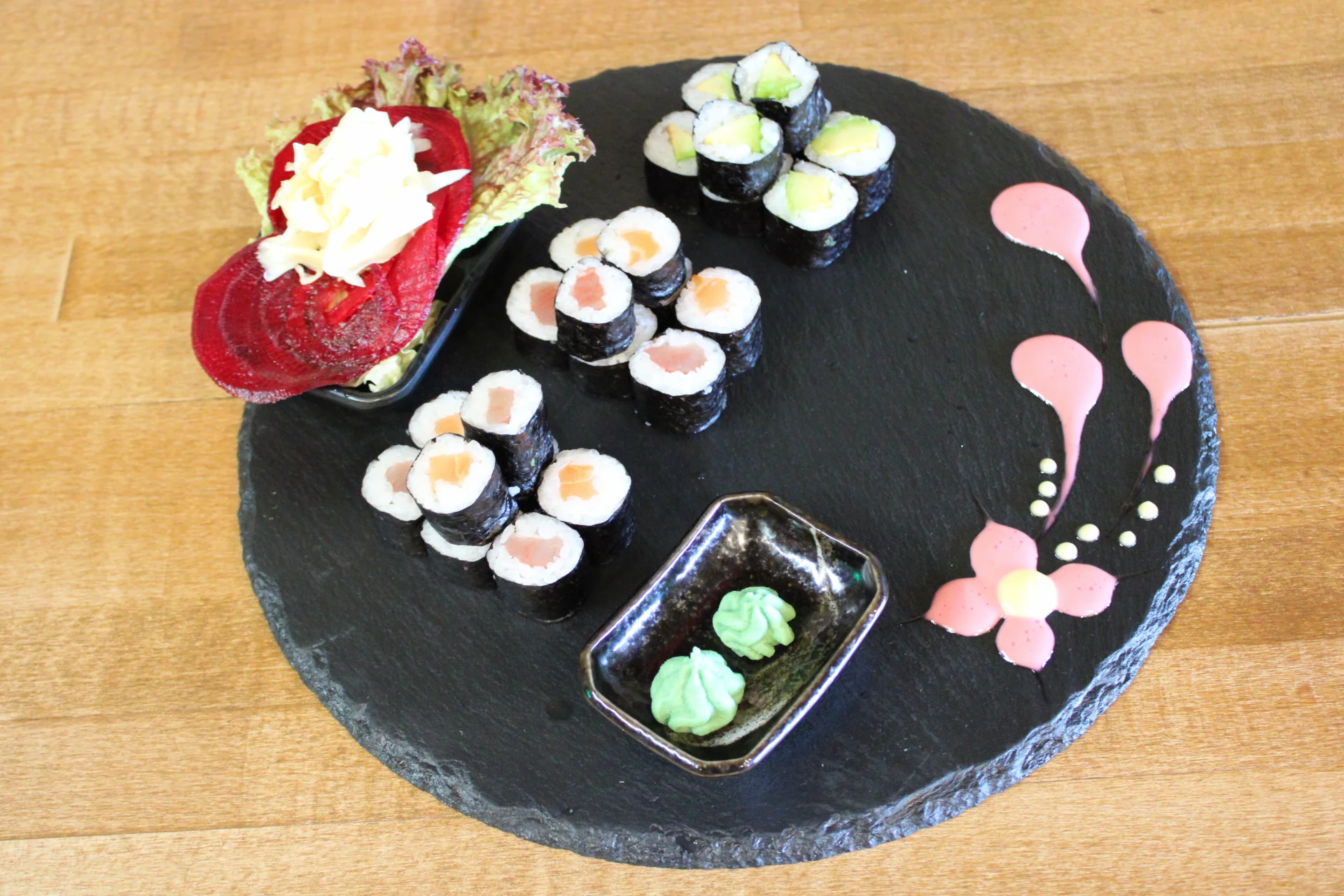 Set 24, 34 nebo 40 kusů pestrého sushi s rybami, krabem i avokádem