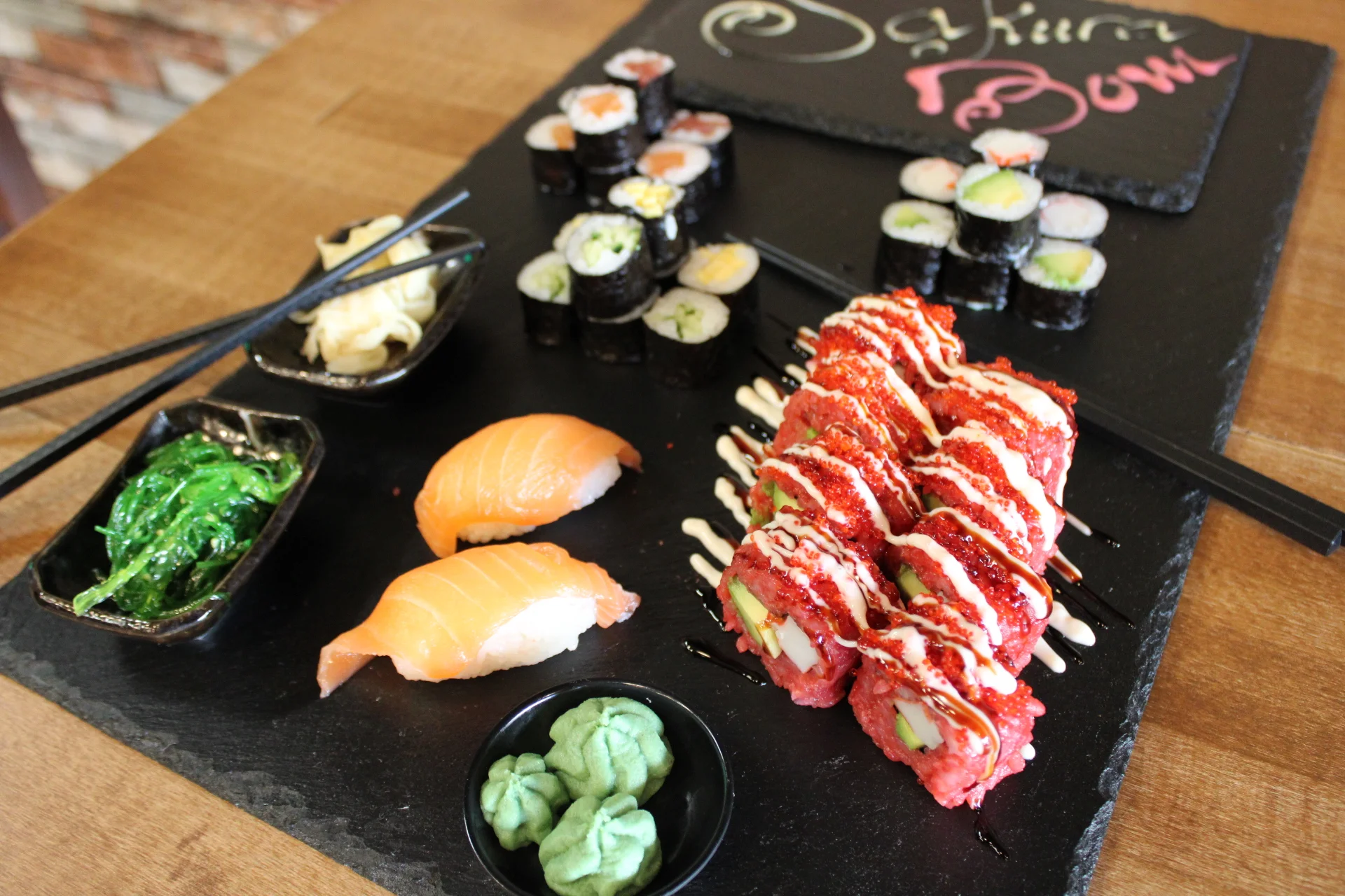 Set 24, 34 nebo 40 kusů pestrého sushi s rybami, krabem i avokádem