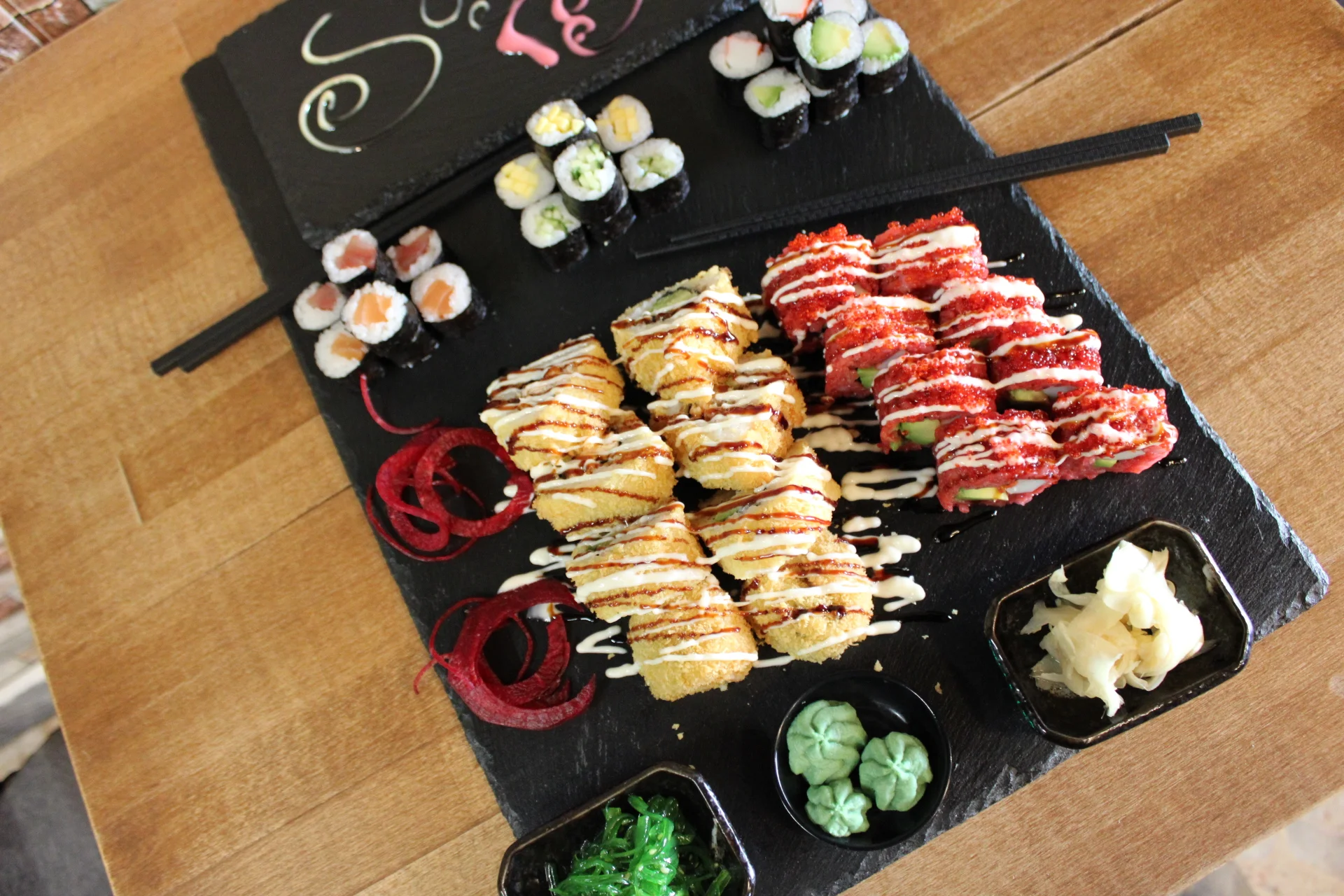 Set 24, 34 nebo 40 kusů pestrého sushi s rybami, krabem i avokádem
