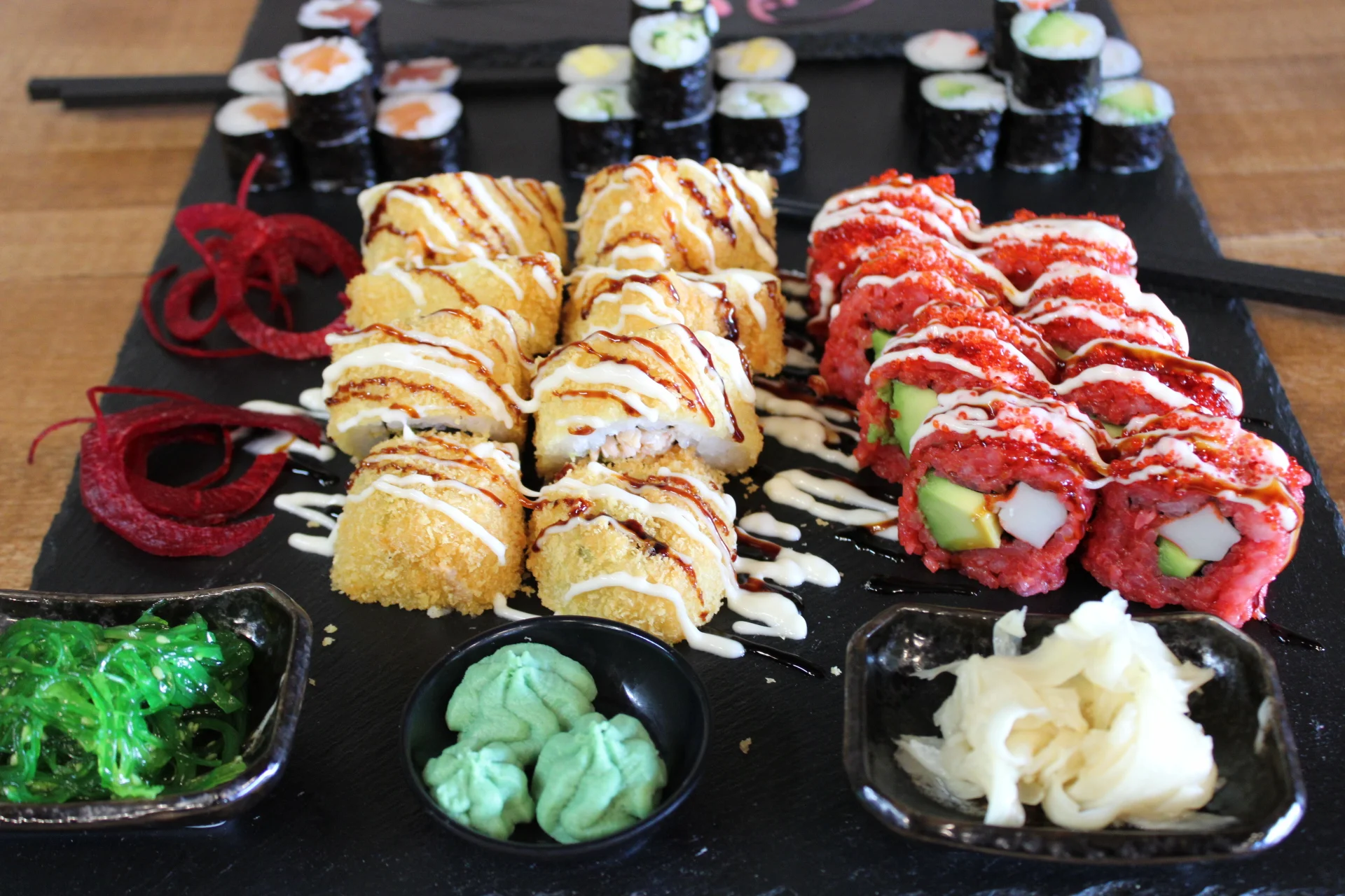 Set 24, 34 nebo 40 kusů pestrého sushi s rybami, krabem i avokádem