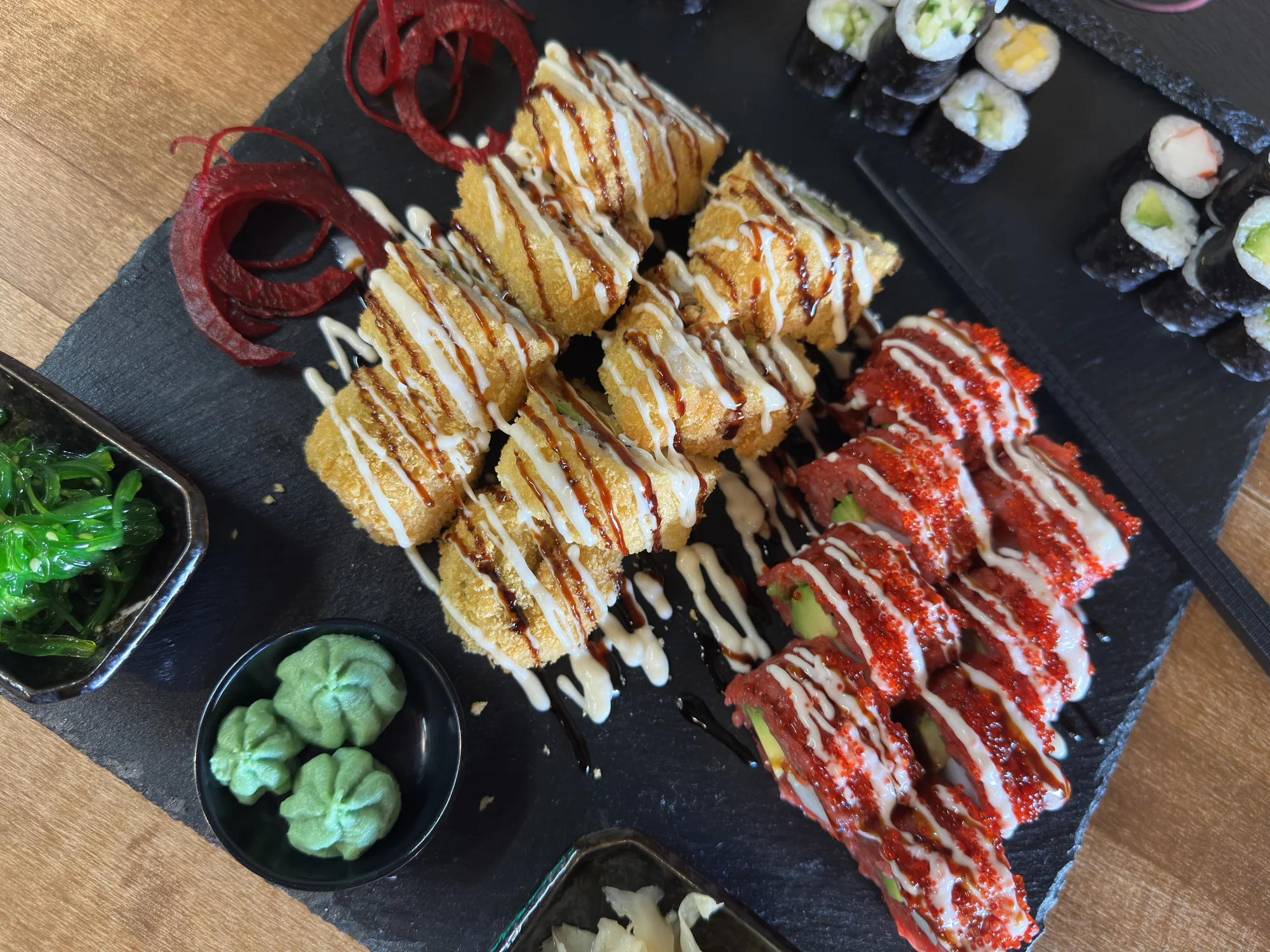 Set 24, 34 nebo 40 kusů pestrého sushi s rybami, krabem i avokádem