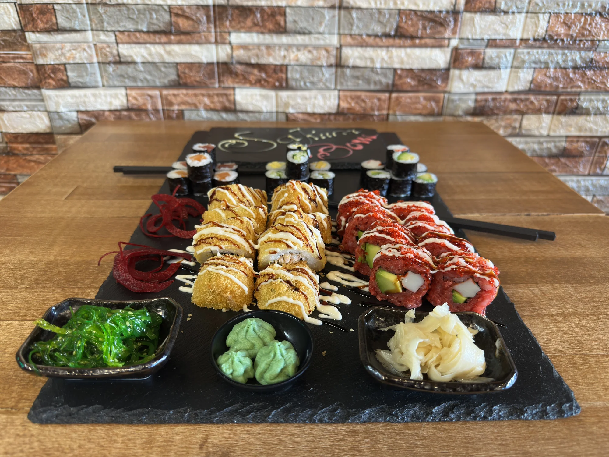 Set 24, 34 nebo 40 kusů pestrého sushi s rybami, krabem i avokádem