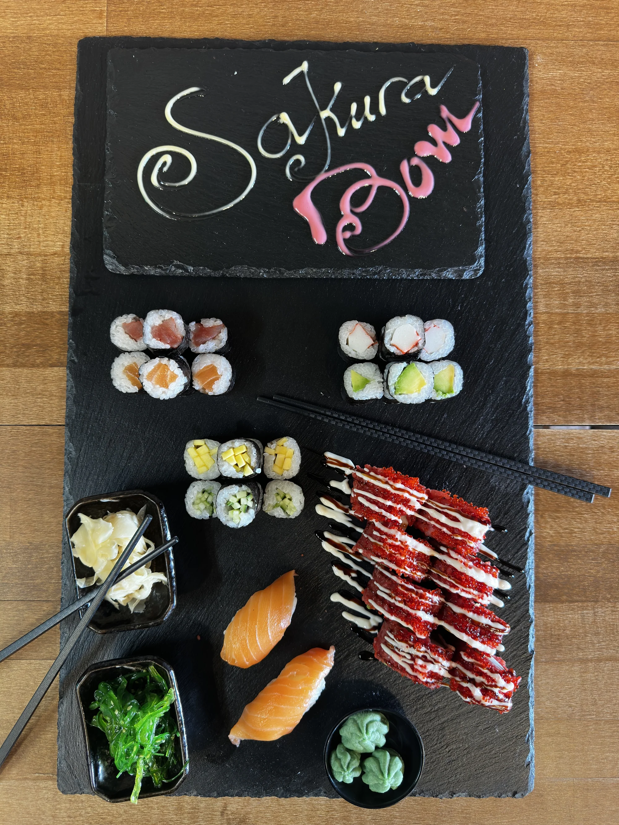 Set 24, 34 nebo 40 kusů pestrého sushi s rybami, krabem i avokádem