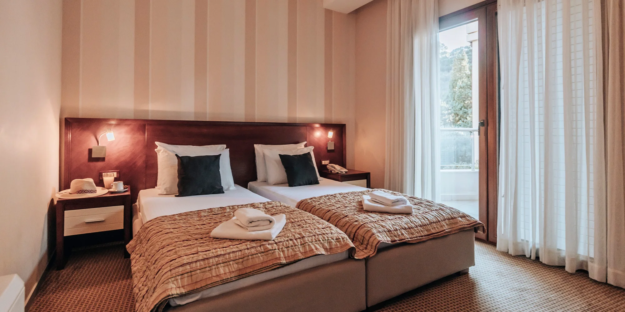 Dovolená v Černé Hoře: apartmány s venkovním bazénem 200 m od pláže
